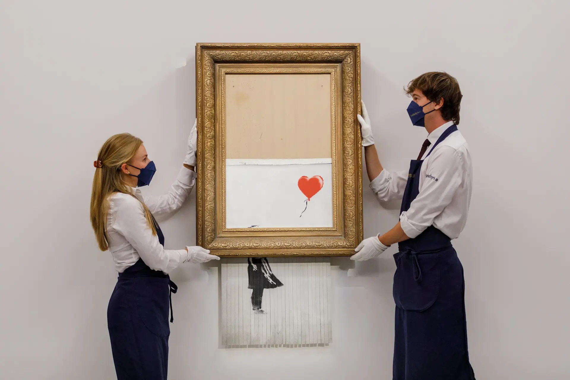 Obra de Banksy que se autodestruiu vendida por 21,8 milhões de euros