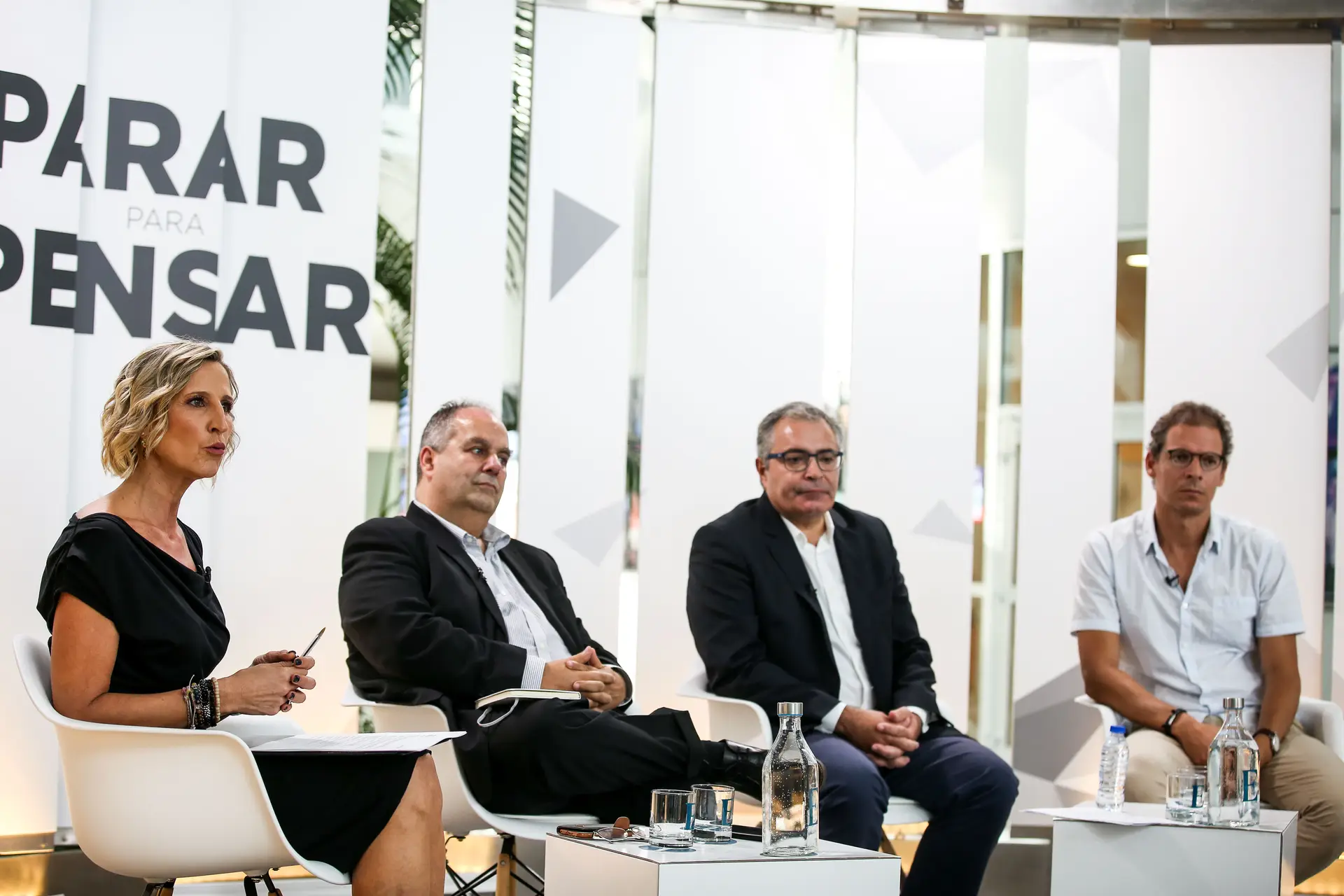 Marta Atalaya conduziu o debate sobre o Pós-Pandemia, o primeiro de oito do ciclo ‘Parar para Pensar’, que associa o Expresso à Deco Proteste e que conta com o apoio da Google