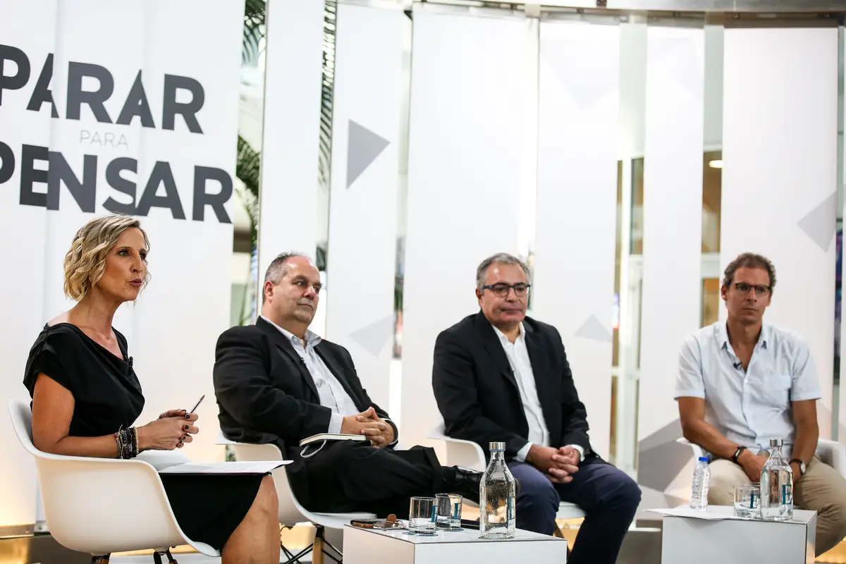 Marta Atalaya conduziu o debate sobre o Pós-Pandemia, o primeiro de oito do ciclo ‘Parar para Pensar’, que associa o Expresso à Deco Proteste e que conta com o apoio da Google