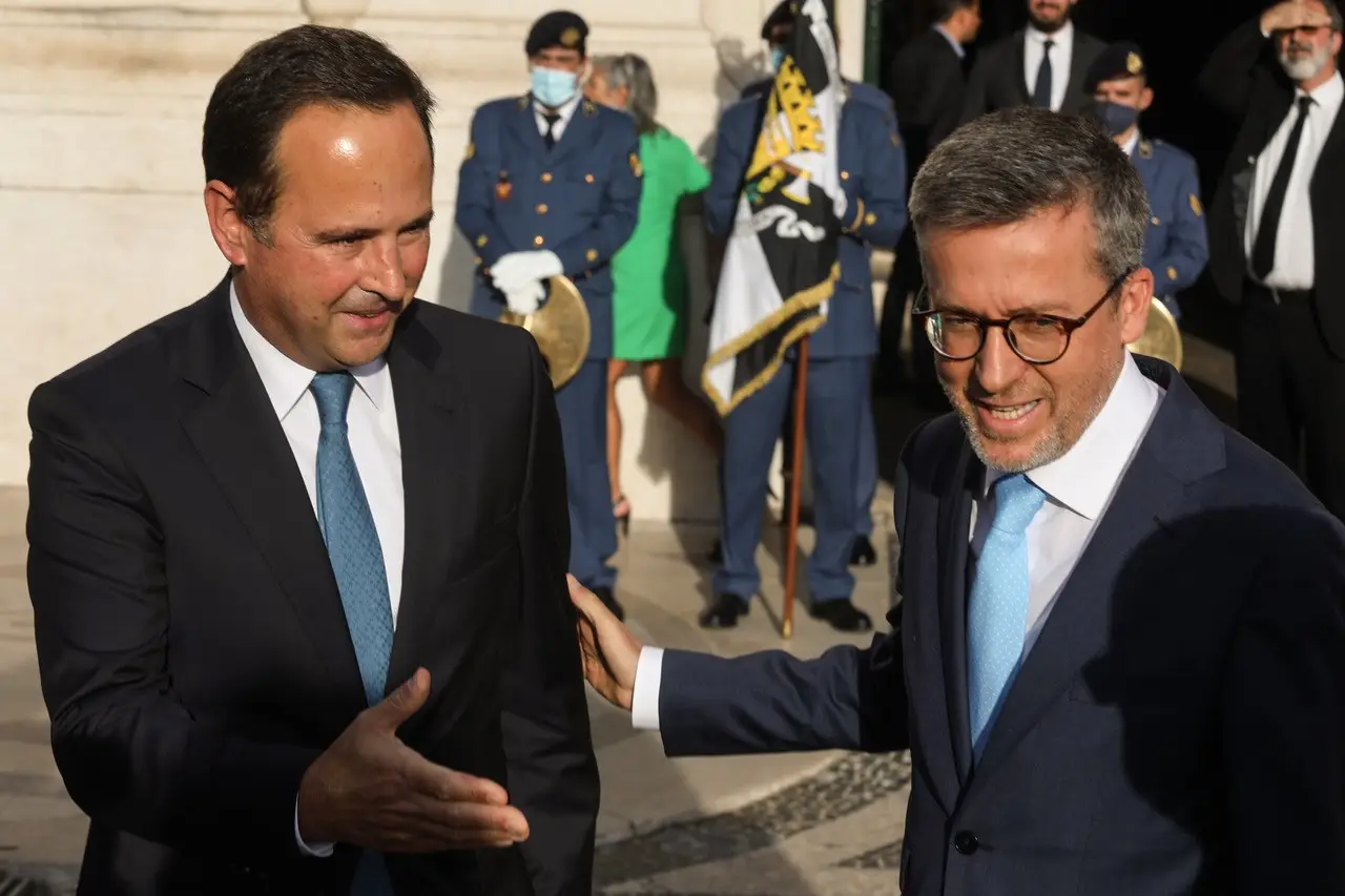 Moedas promete respeitar o passado, exige negociação e mostra primeiras propostas (e o estado-maior da direita foi lá ouvir)