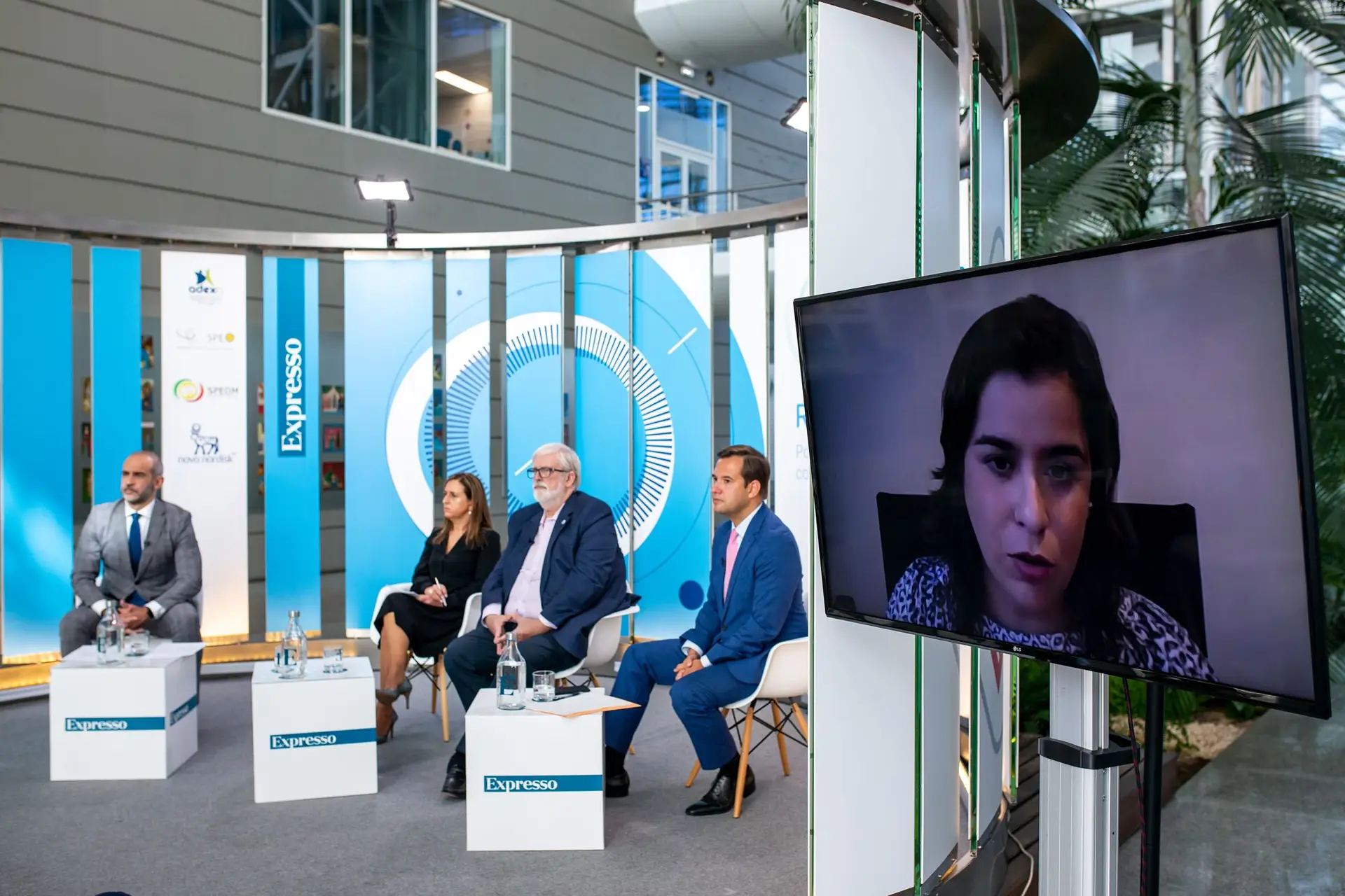 A eurodeputada Sara Cerdas (à direita, no ecrã) afirma que a União Europeia está a trabalhar para melhorar a acessibilidade dos doentes aos medicamentos e cuidados de saúde, estratégia que deverá contribuir para o combate à obesidade