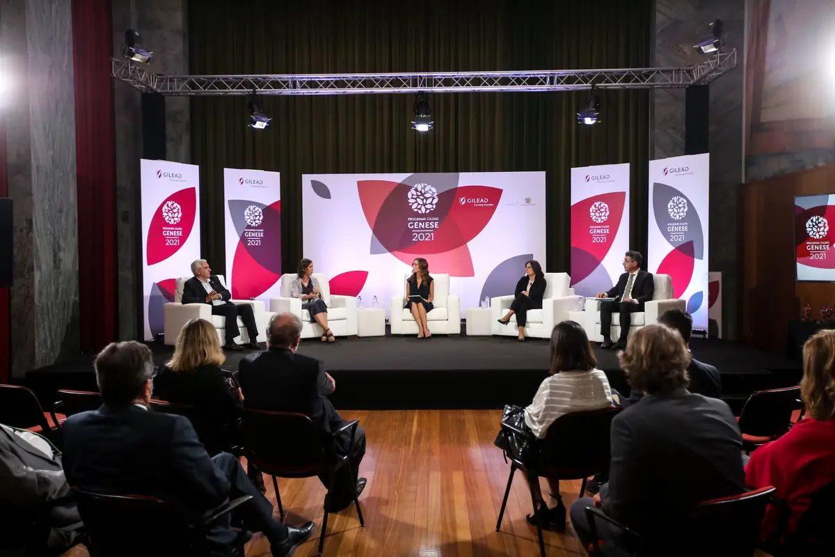Henrique Barros (Instituto de Saúde Pública da Universidade do Porto), Helena Canhão (Universidade Nova de Lisboa), Isabel Vaz (Luz Saúde) e José Gomes Ferreira (SIC) apontaram as lições aprendidas com a pandemia que devem ficar para o futuro, num debate moderado pela jornalista da SIC, Rosa Oliveira Pinto (ao centro)