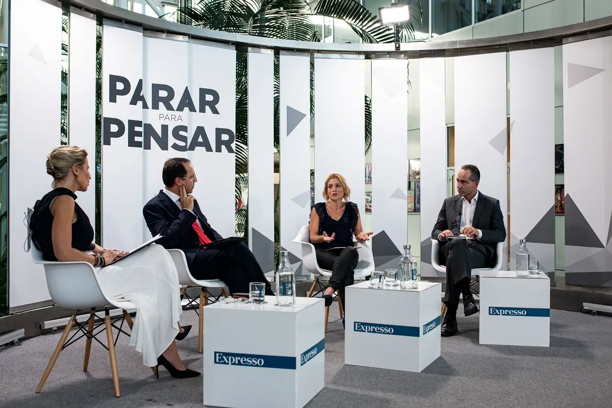 Marta Atalaya, jornalista da SIC, moderou o debate 'Parar para Pensar a Nova Economia' que juntou João Duque e Sandra Maximiano, professores no ISEG, e Filipe Santos, reitor da Católica School of Business & Economics
