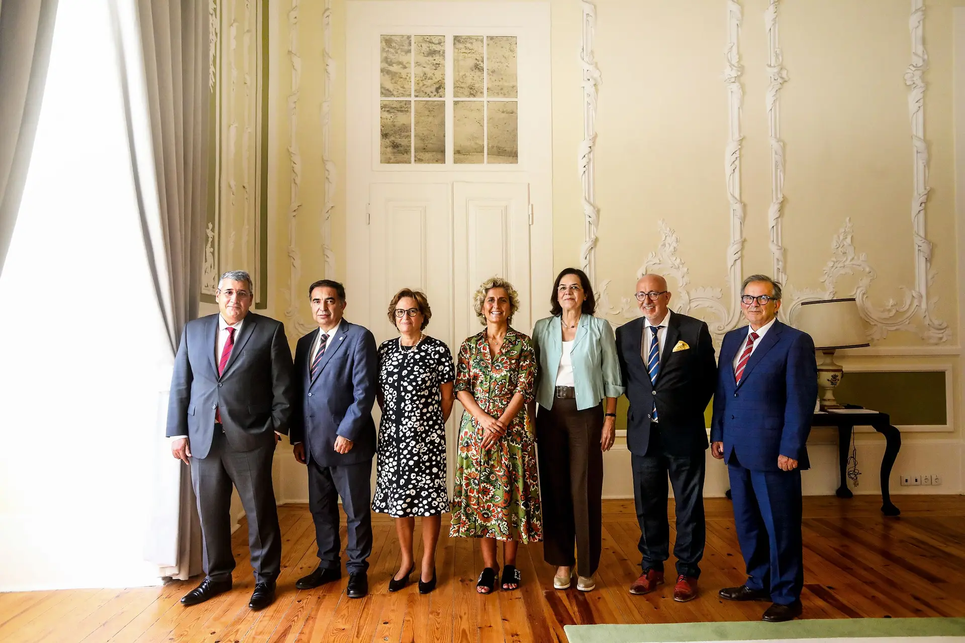 A ministra da Coesão Territorial, Ana Abrunhosa (ao centro), e o secretário de Estado-adjunto e do Desenvolvimento Regional, Carlos Miguel (à direita na foto), com os cinco presidentes das Comissões de Coordenação e Desenvolvimento Regional (CCDR): António Cunha (Norte), José Apolinário (Algarve), Isabel Damasceno (Centro), Teresa Almeida (Lisboa) e Ceia da Silva (Alentejo)