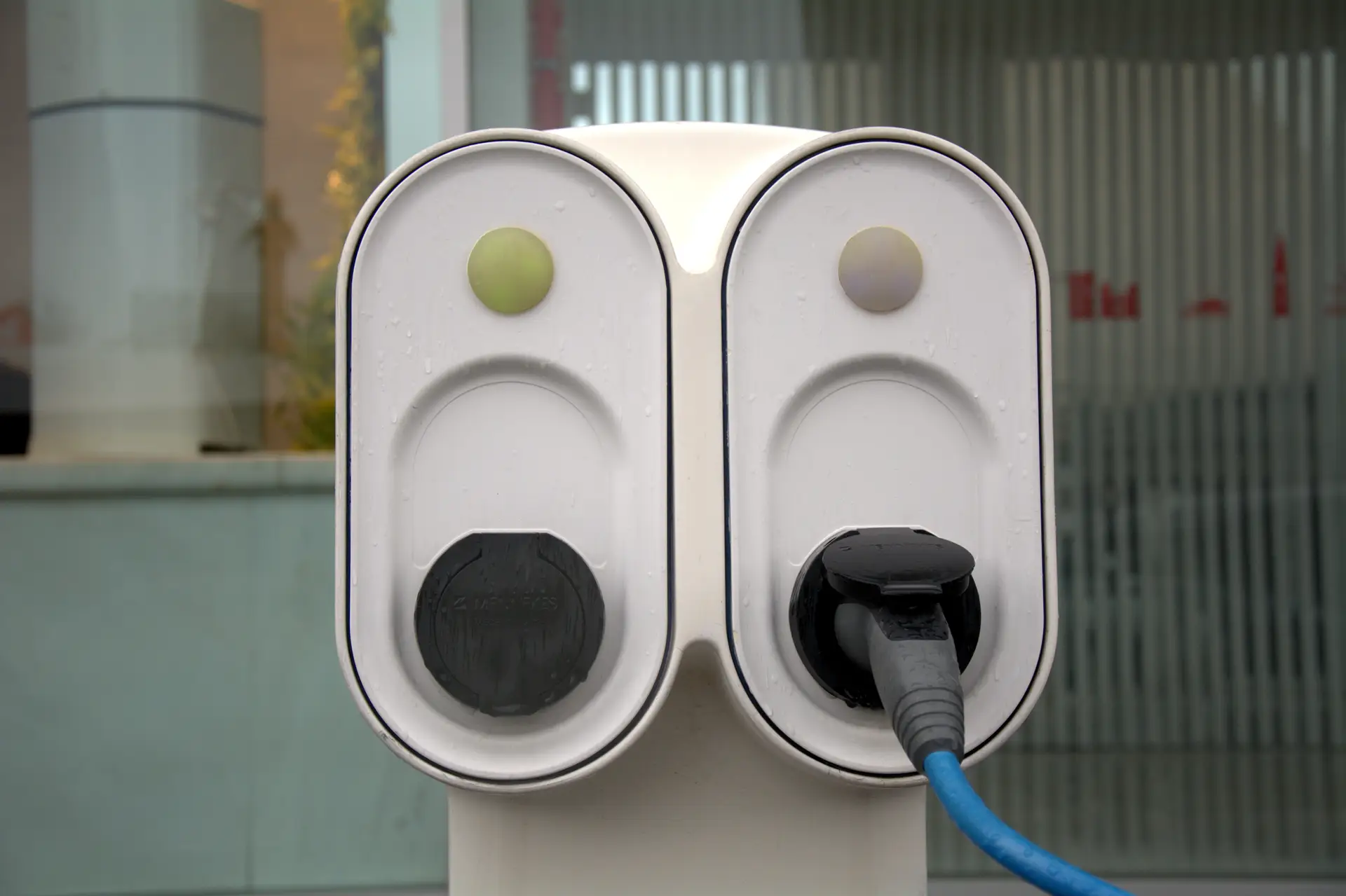 Europa precisa de quase multiplicar por oito a instalação de pontos de carregamento para carros elétricos, segundo a indústria automóvel