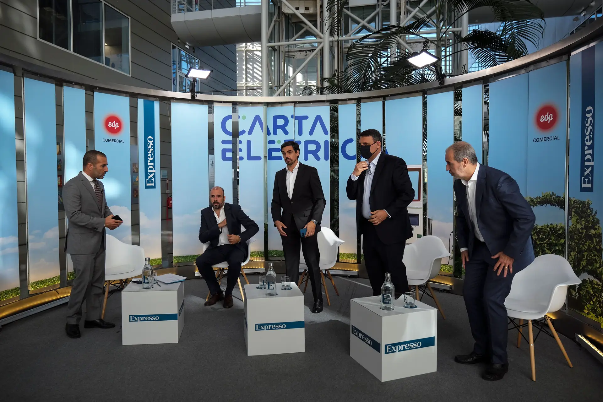 Martim Silva, do Expresso, moderou o debate que contou com a presença de Pedro Vinagre, da EDP Comercial; Tiago Belo, da Solyd; Duarte Ferreira, da Efacec e ainda Luís Barroso, da Mobi. E (da esquerda para a direita)