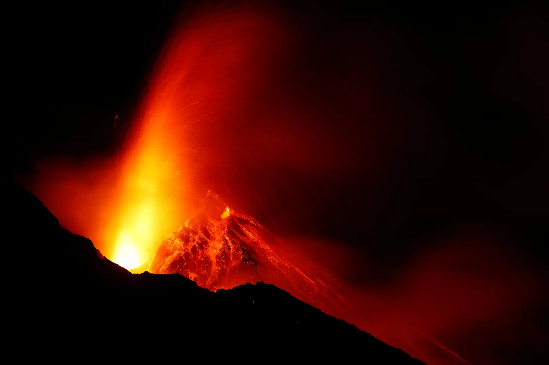 Vulcão Cumbre Vieja em erupção