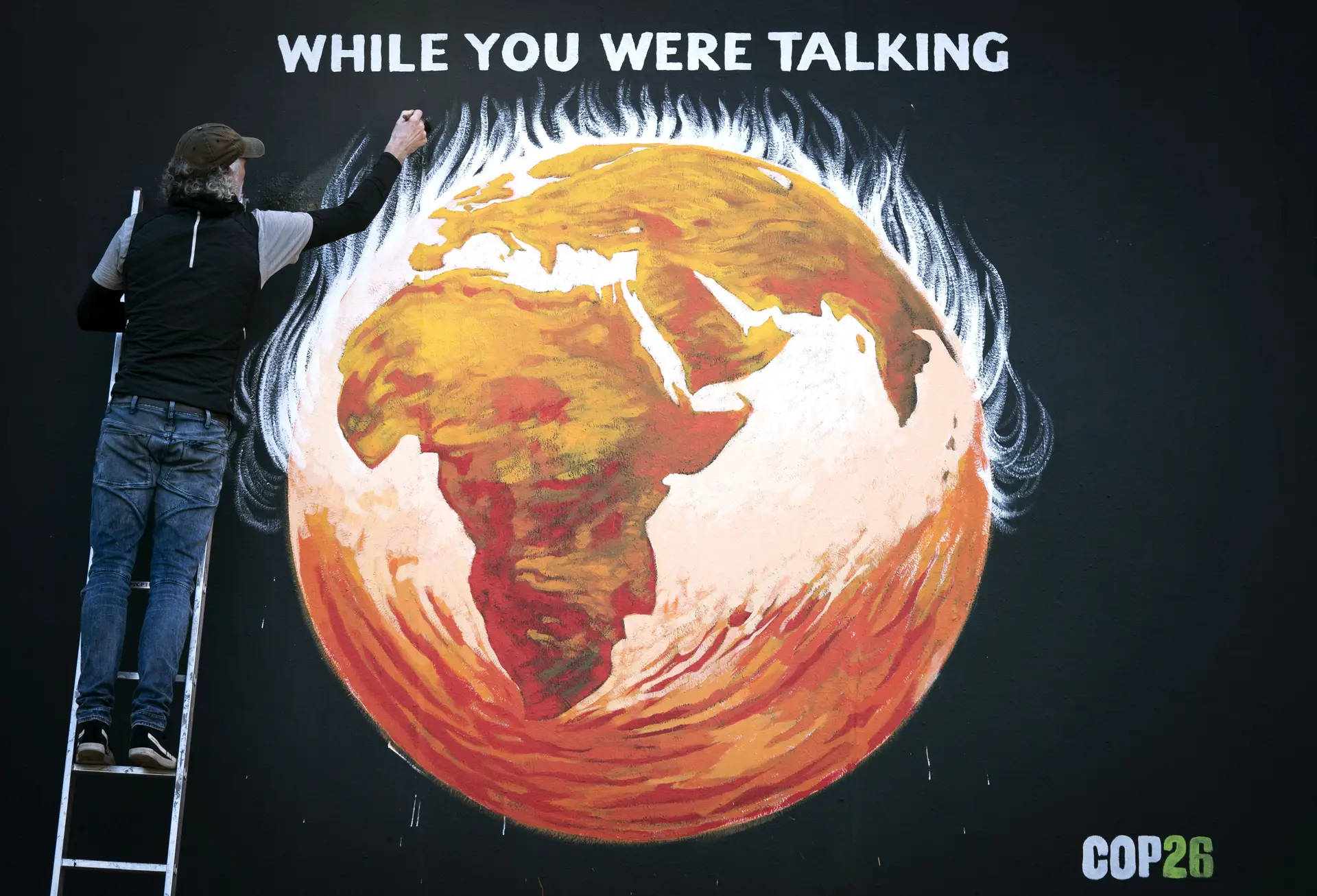Pintura ilustrando o planeta Terra em chamas durante a COP26 em Glasgow
