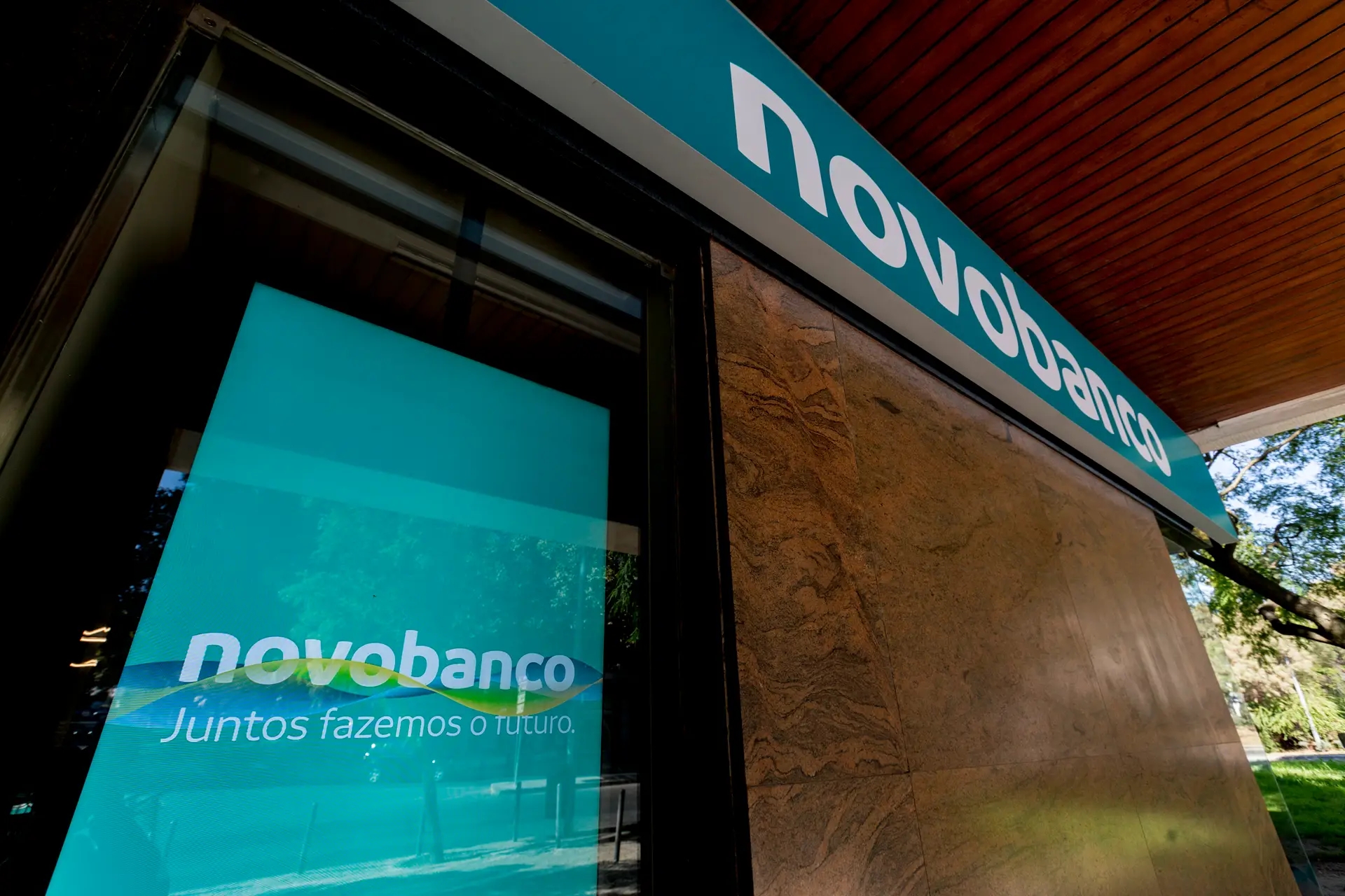 Novo Banco a lidar com heranças do BES: leva Vieira a tribunal e sai totalmente da Ásia