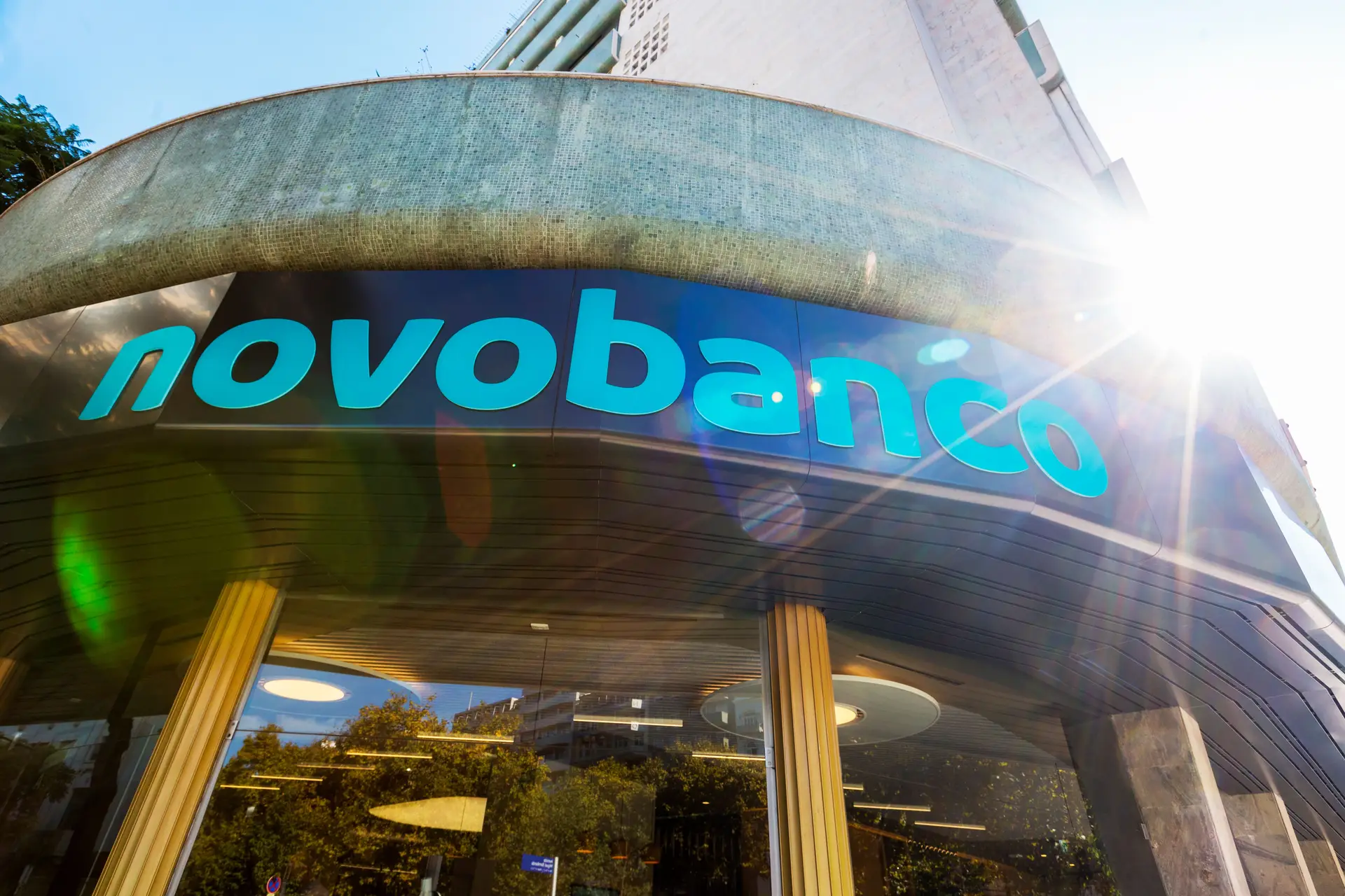 Novo Banco espera um OK de Bruxelas há quase um ano, mas garante que não tem de cortar mais pessoal