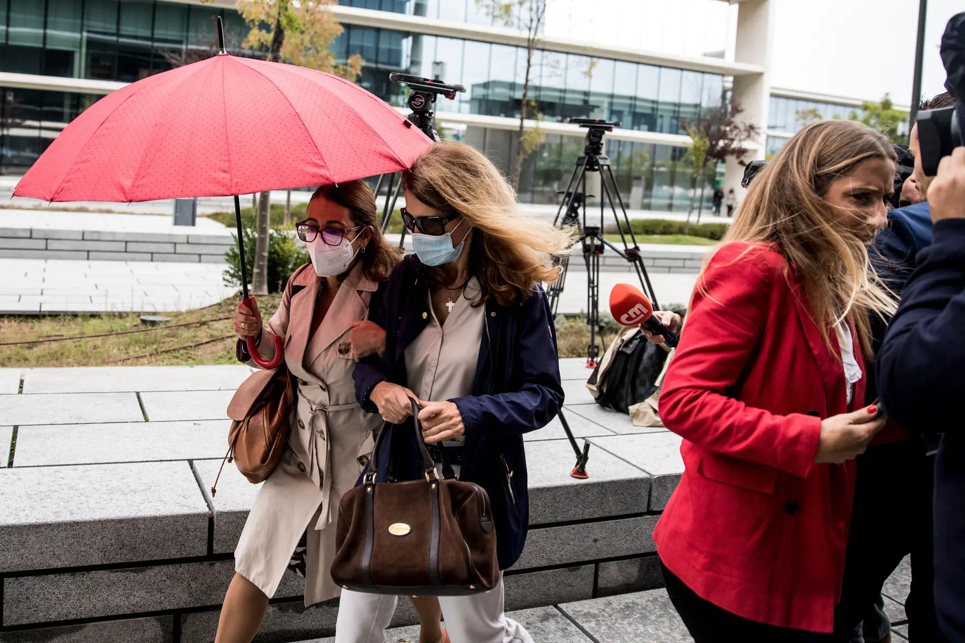 Maria de Jesus Rendeiro, de azul, à entrada do tribunal em Lisboa