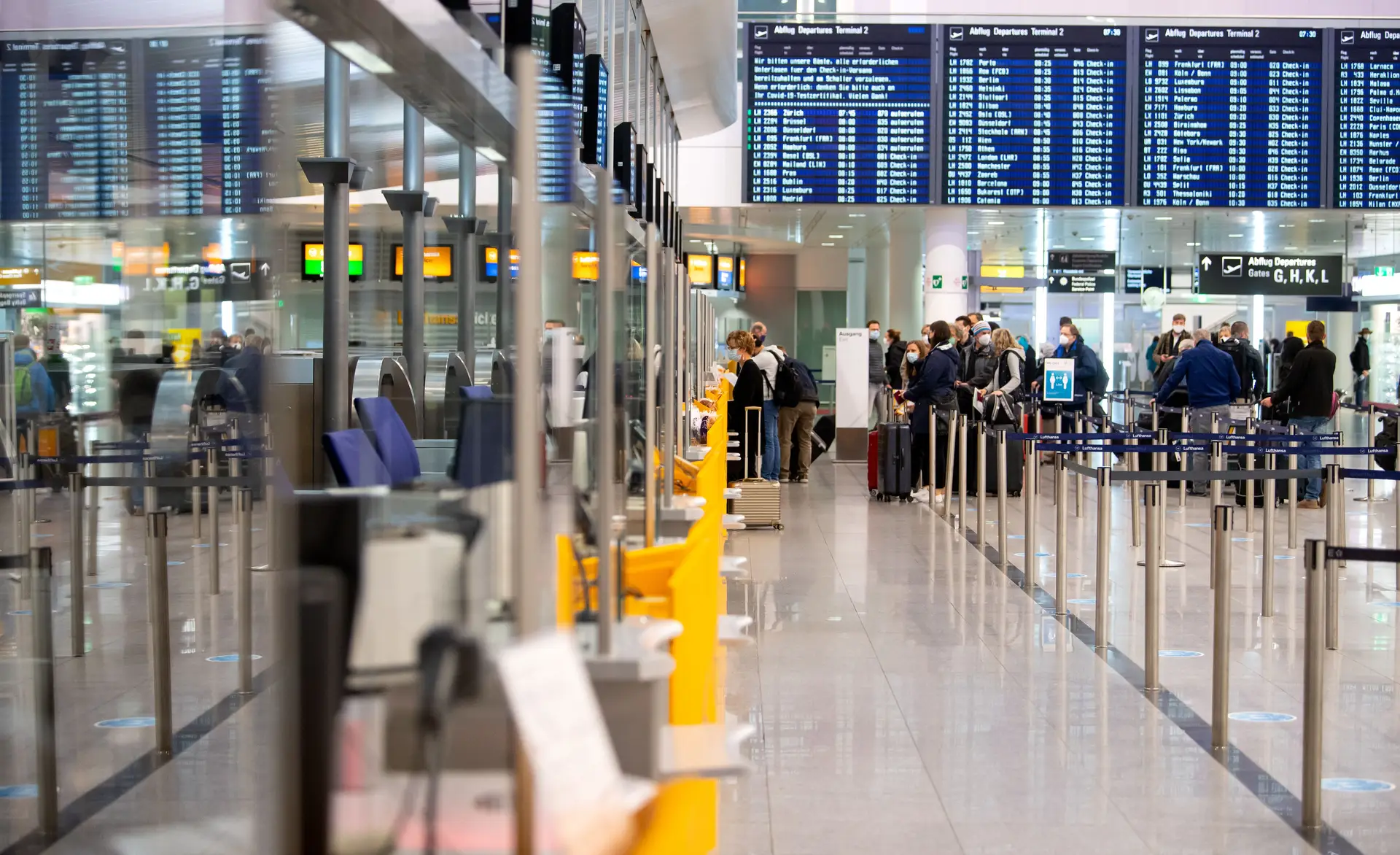 O que muda nos aeroportos portugueses: pulseiras para passageiros com teste covid negativo, zona de chegadas interditada a não-passageiros