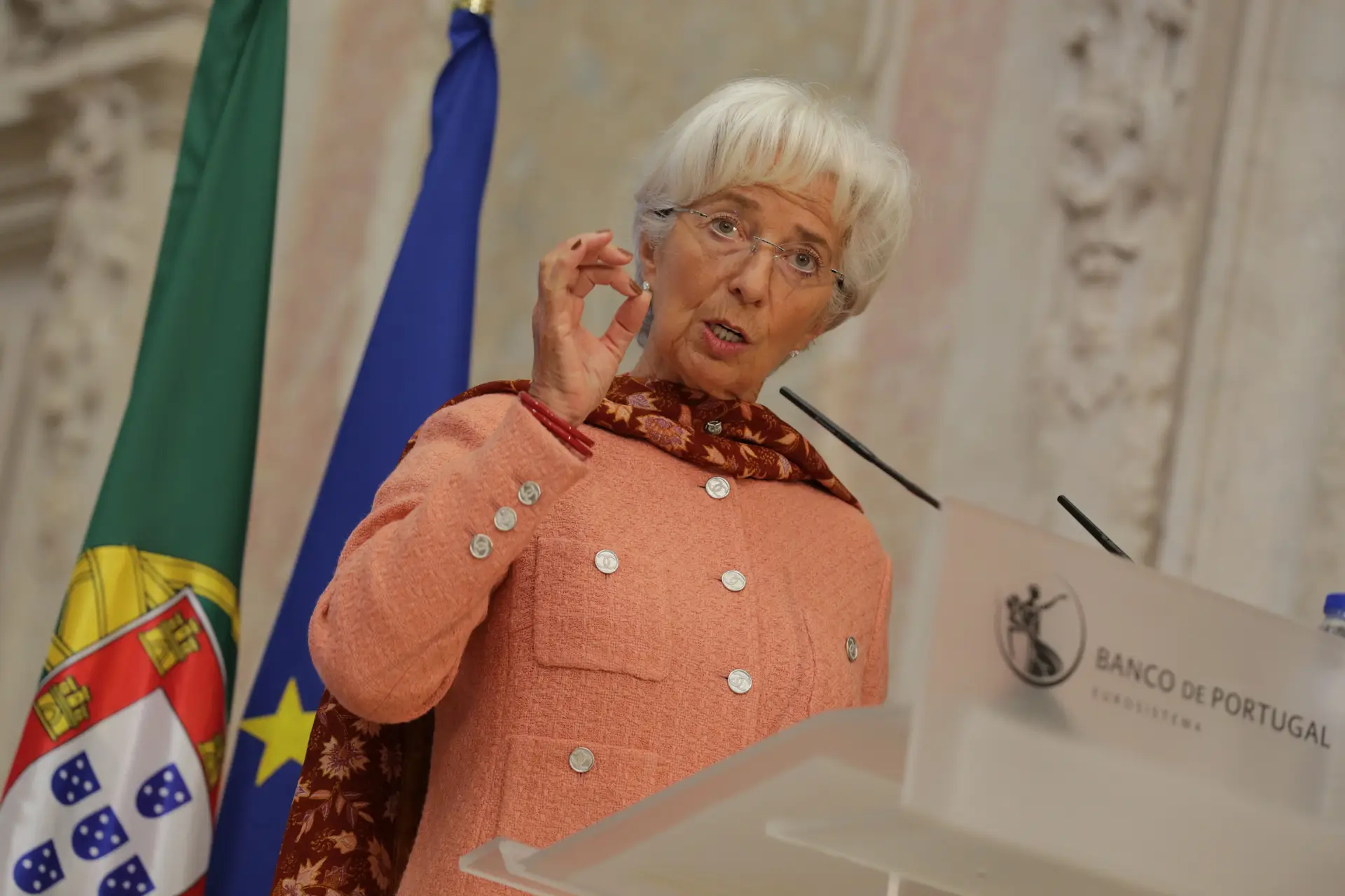 Lagarde adianta que taxas de juro na zona euro não deverão subir no próximo ano