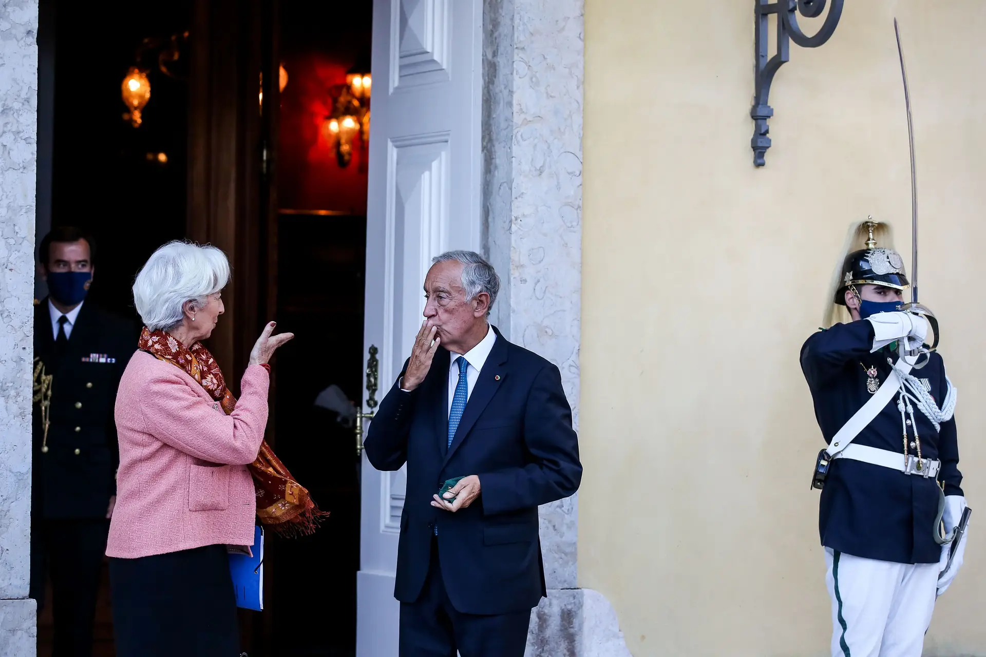 Sem o alfinete de coruja, tensa, mas sem rodeios: "Não mudo nada do que disse em Sintra"