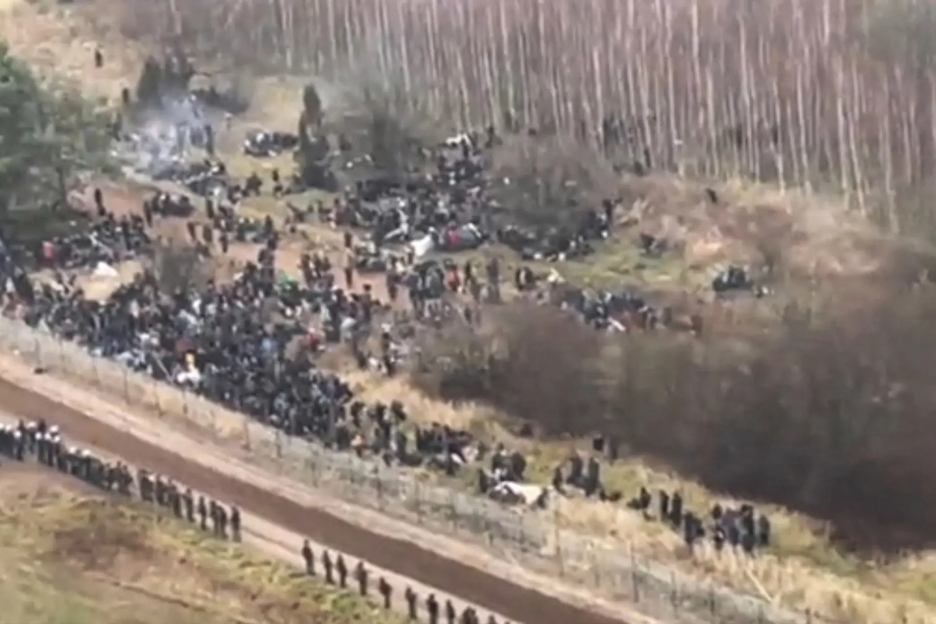 Frame de vídeo divulgado pelo Ministério da Defesa polaco mostra migrantes a caminhar na estrada que leva à fronteira com a Polónia