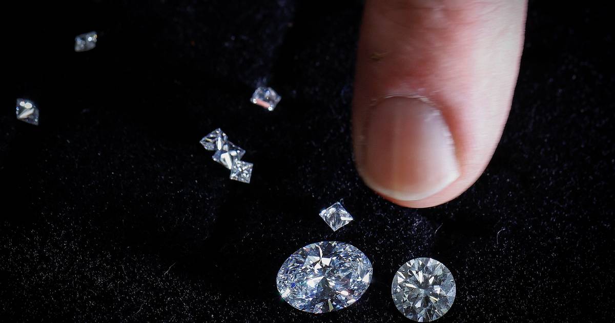 Angola arrecadou 21,7 milhões de dólares com leilão de 1206,91 quilates de diamantes