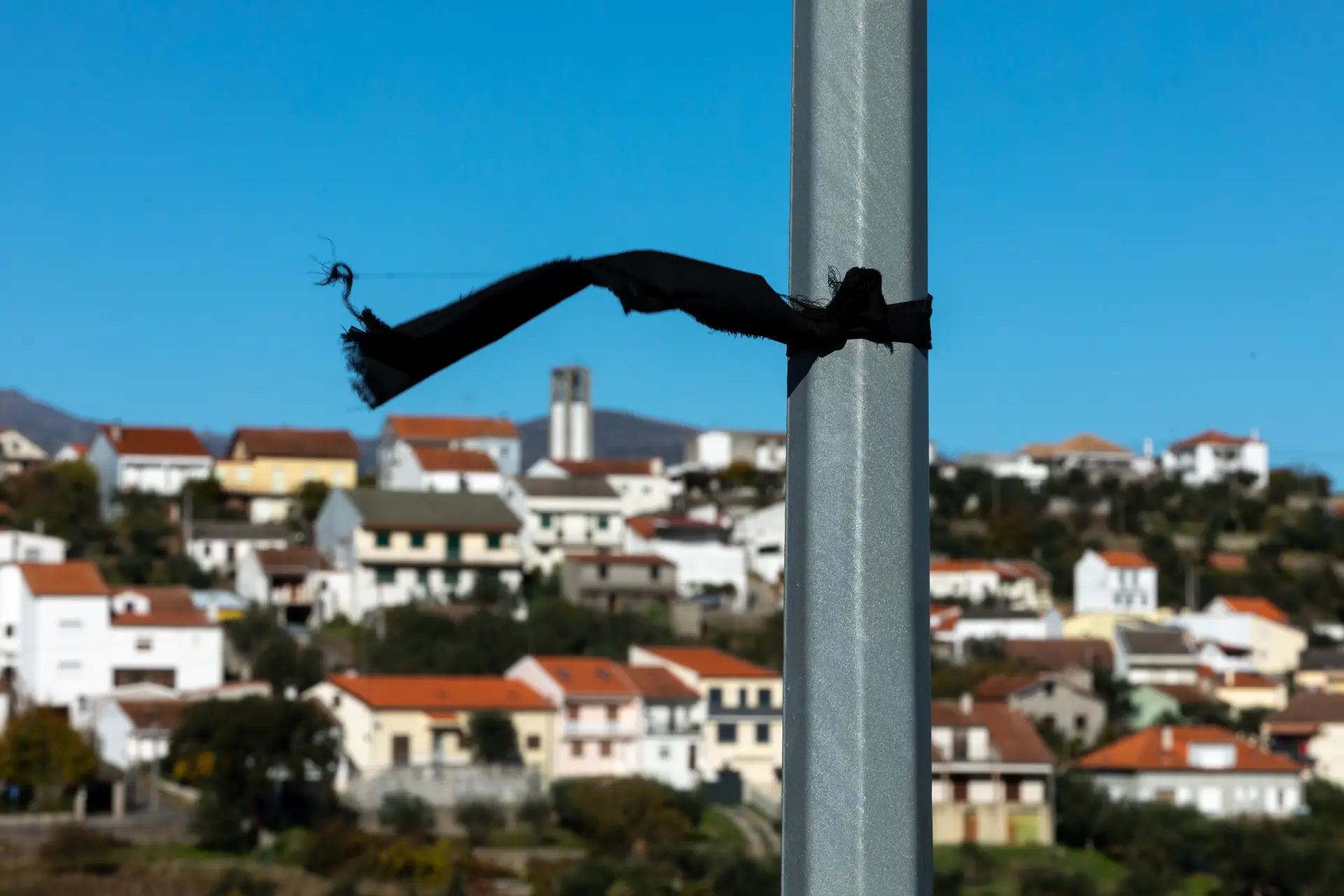 Todos os postes de iluminação da ponte sobre o rio Zêzere assinalam o luto da população perante a decisão do Governo em assinar o contrato de concessão de exploração de litío na Serra da Argemela.
Ao fundo a aldeia do Barco.