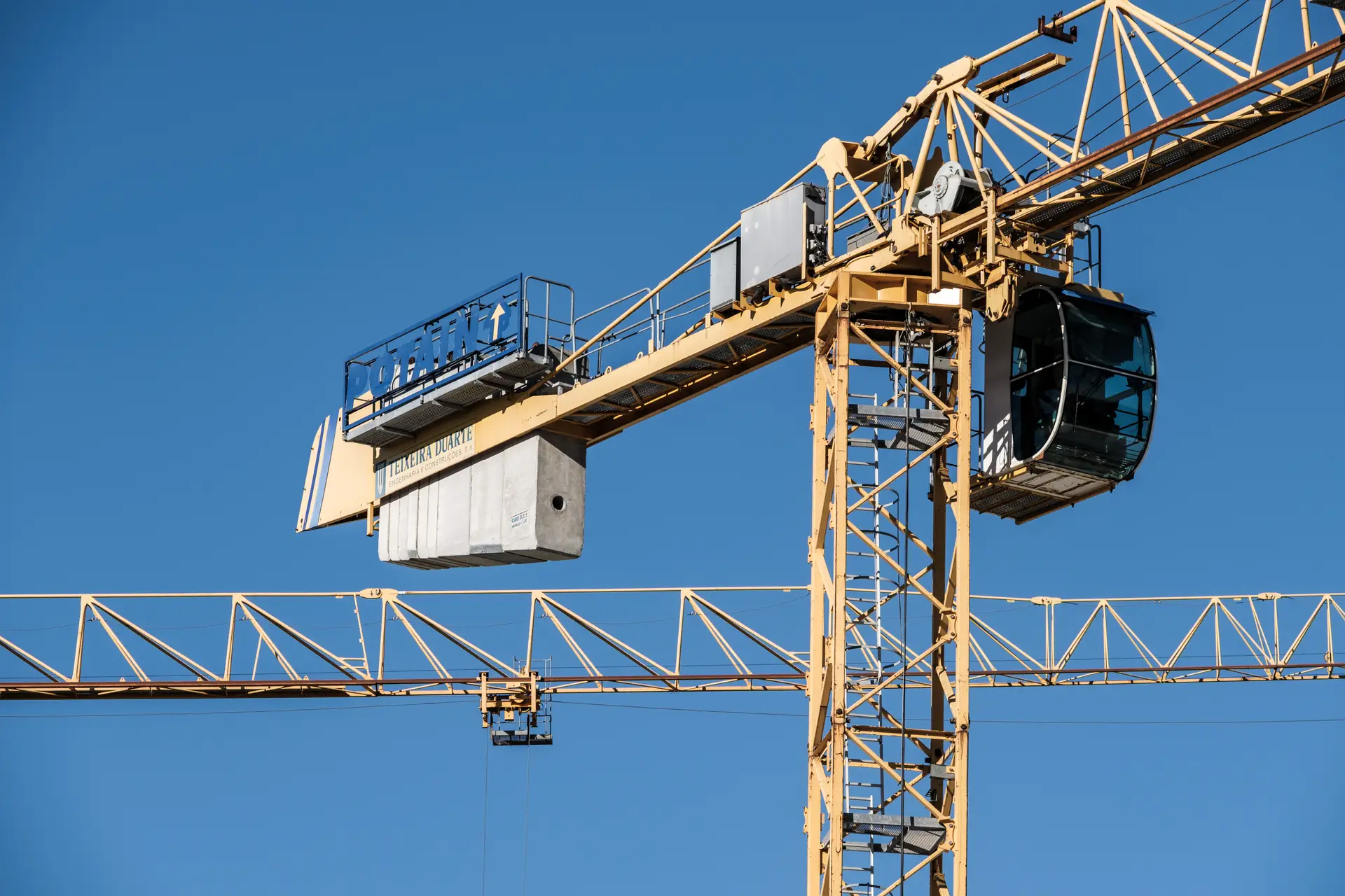 Gruas de construção em Cascais