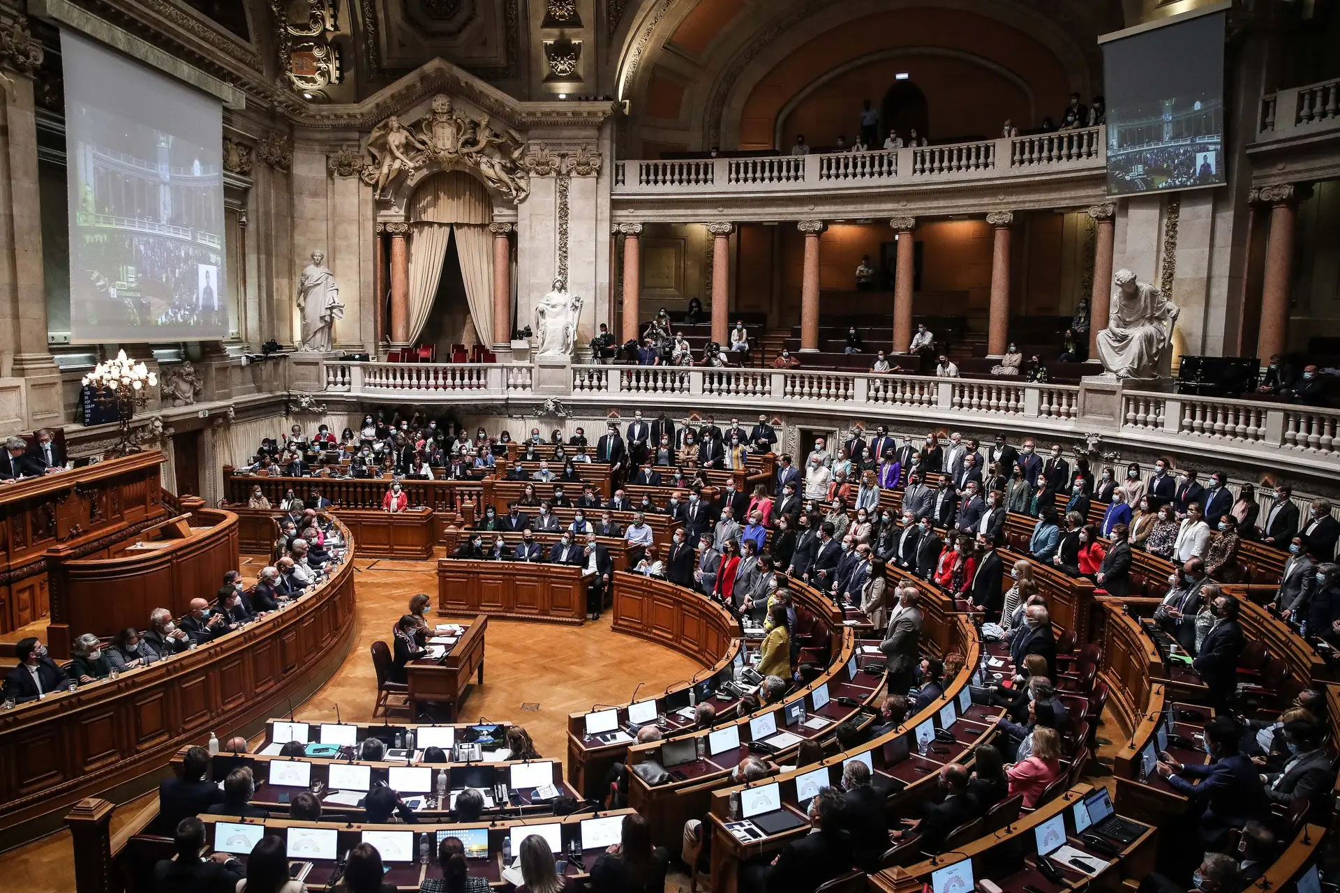 Emigrantes regressados em 2021 só vão ter redução especial no IRS quando OE entrar em vigor