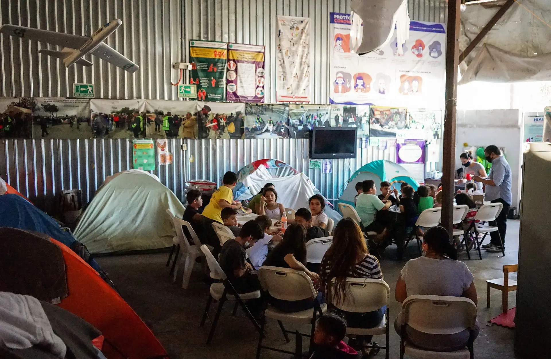 Migrantes no acampamento do Movimento Juventude 2000, em Tijuana, no México, em novembro de 2021 