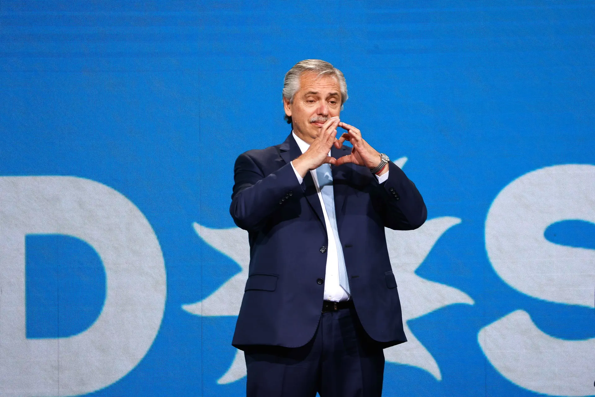 O Presidente da Argentina, Alberto Fernández, celebra os resultados das legislativas de 14 de novembro de 2021, embora estes não tenham sorrido ao seu Governo