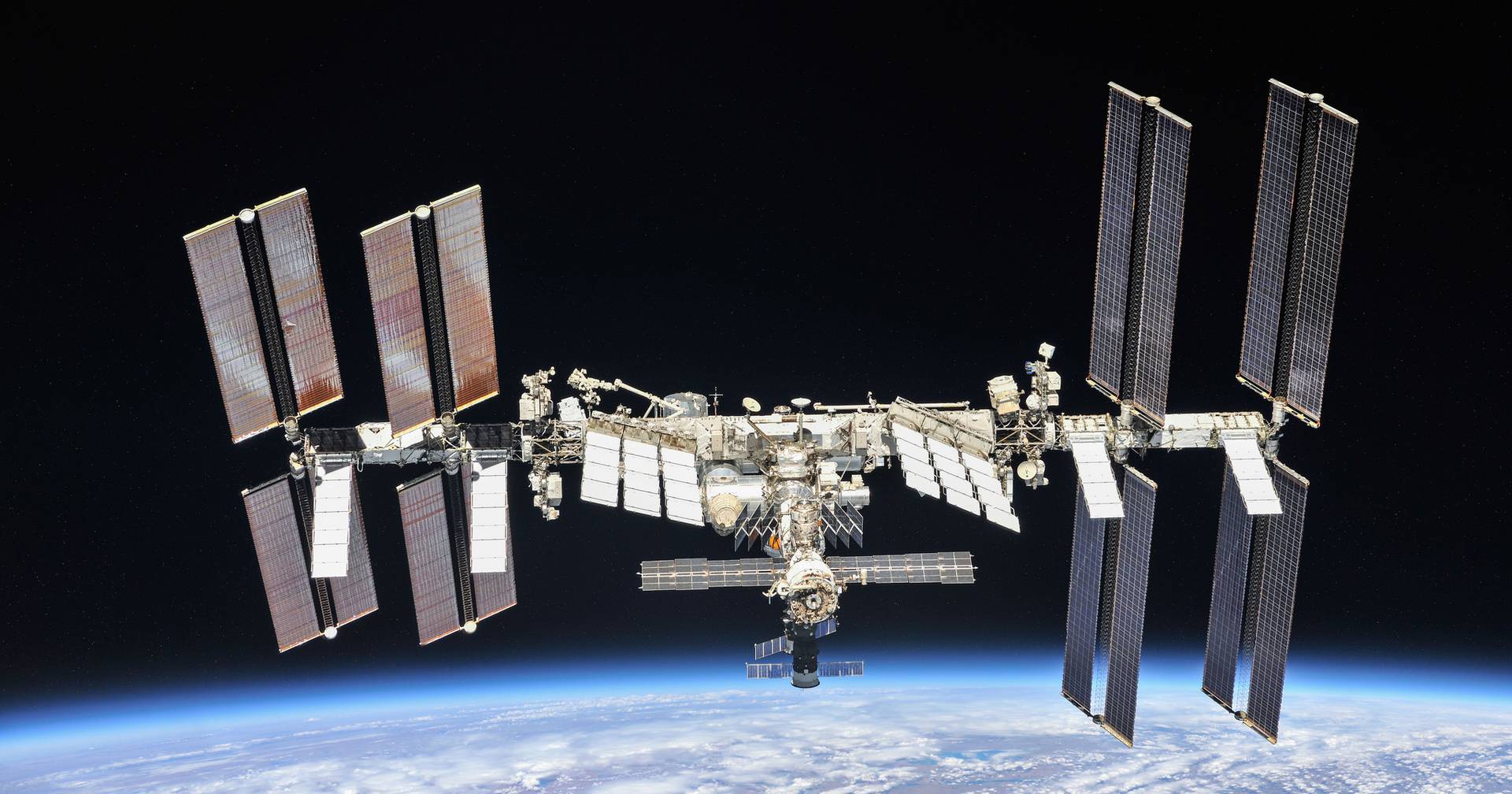 Vuelo privado con astronautas saudíes regresa de la estación espacial con amerizaje en el Golfo de México