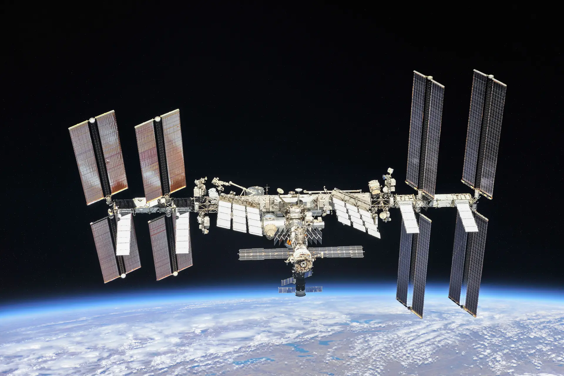 As sete pessoas a bordo da Estação Espacial Internacional tiveram que se refugiar temporariamente nas naves atracados na estação para permitir a sua evacuação, caso fosse necessário