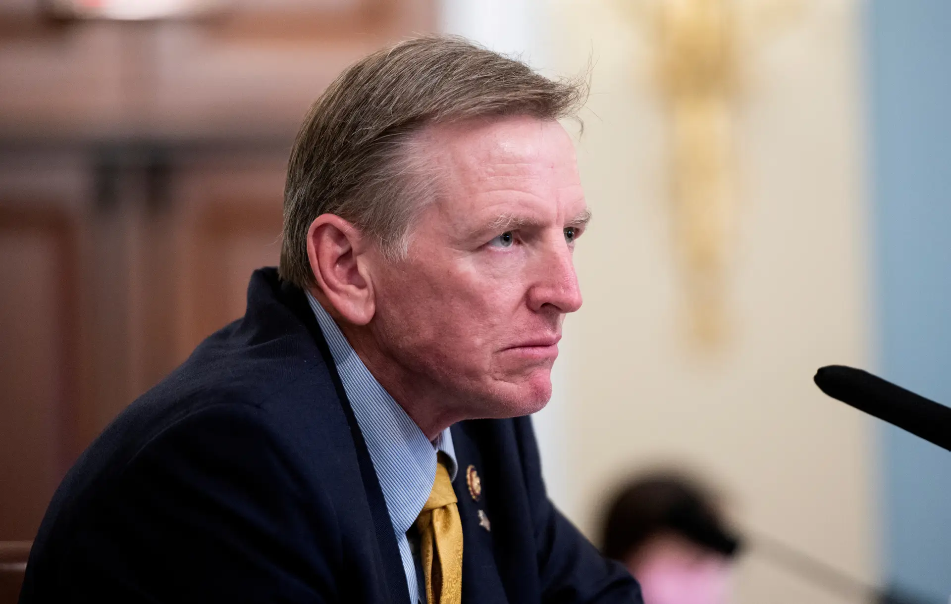 Paul Gosar, membro republicano da Câmara dos Representantes pelo estado do Arizona, foi admoestado e afastado de duas comissões parlamentares 