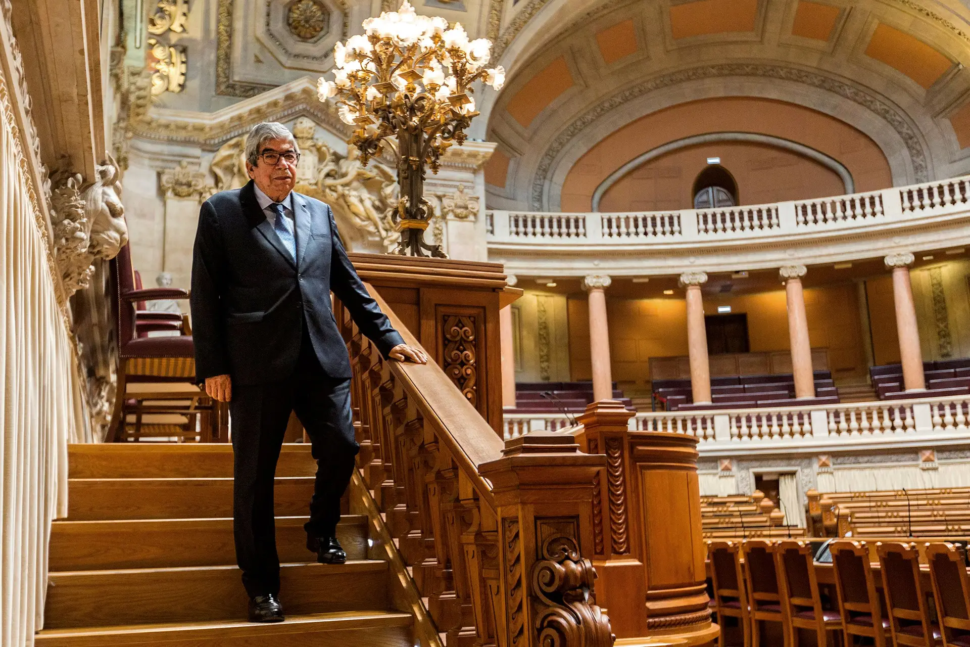 Ferro Rodrigues vê o seu mandato interrompido pela dissolução do Parlamento e não integrará as próximas listas de deputados. Despede-se após seis anos no segundo lugar do Estado, onde firmou uma sólida cumplicidade com o Presidente da República