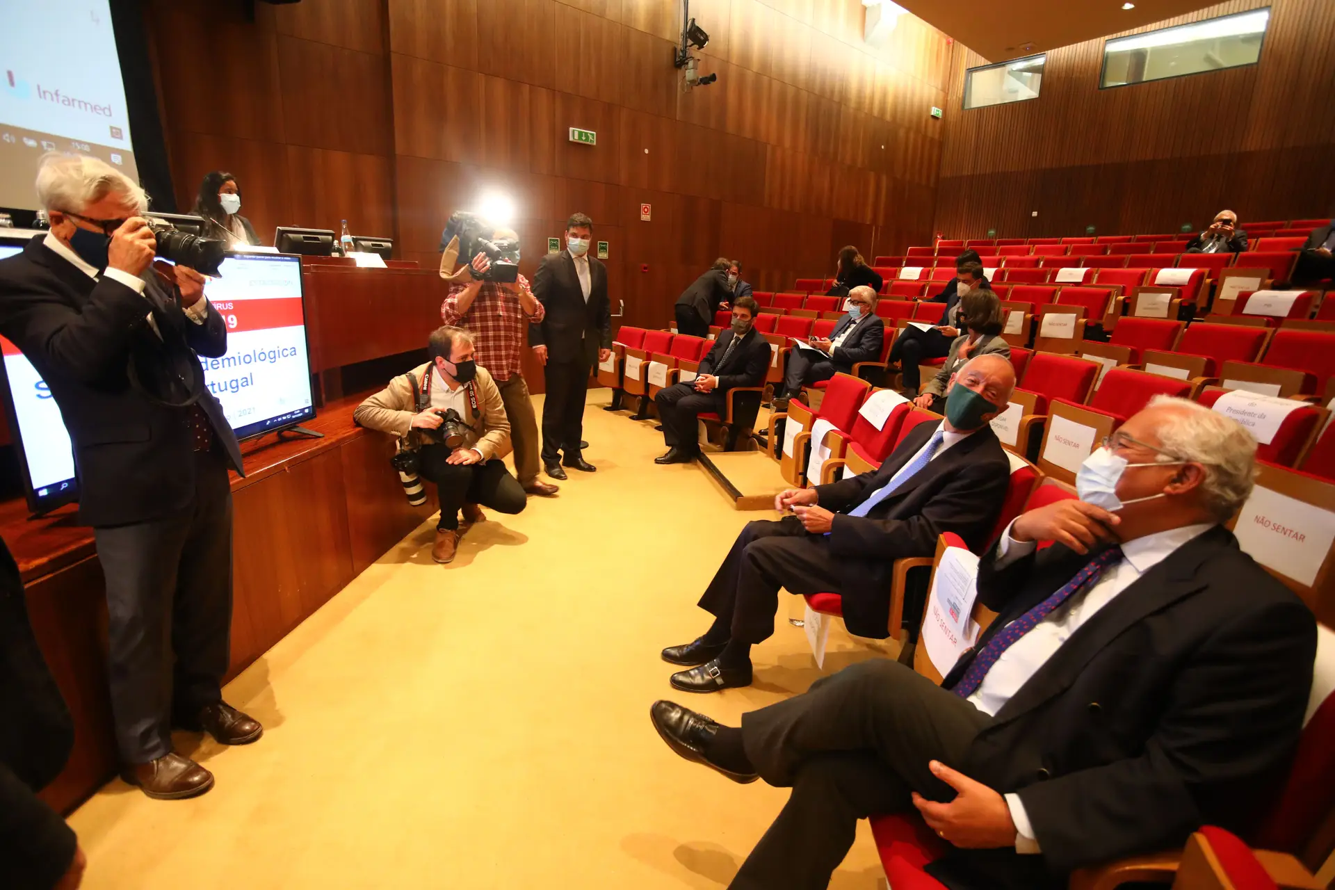 Covid-19: as reuniões no Infarmed estão de volta, mas sem muitos dos especialistas do costume