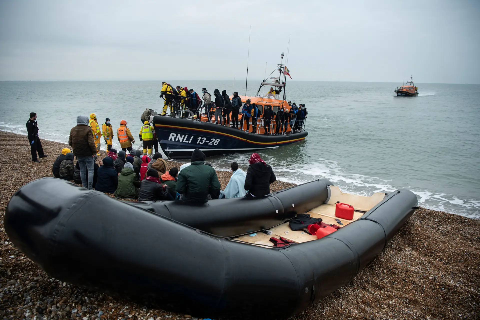 Um grupo de migrantes que esta semana conseguiu atravessar o canal e chegar ao Reino Unido