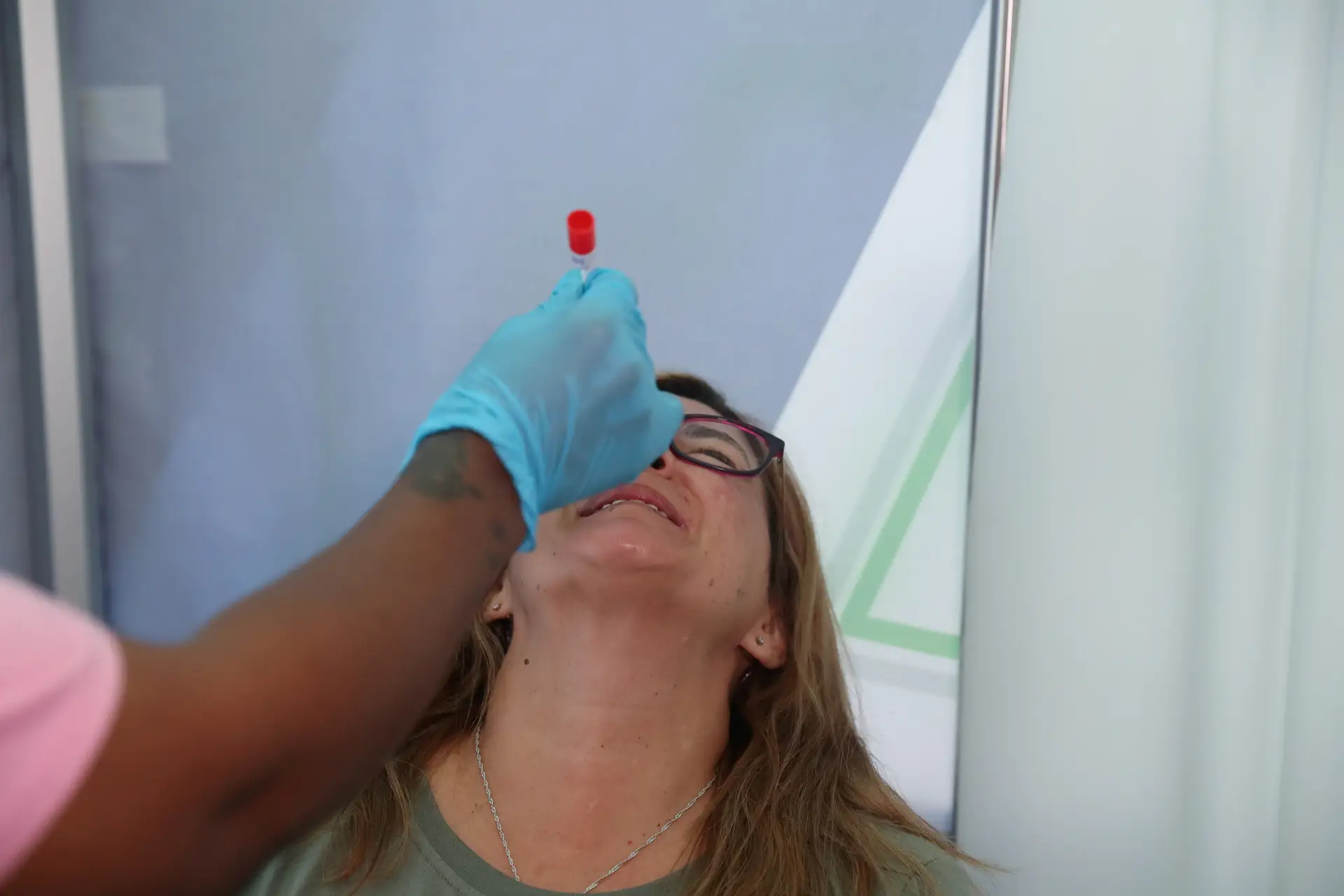 Covid-19. Depois da Bélgica, Reino Unido confirma dois casos de contágio com a nova variante. Alemanha e Amesterdão aguardam resultados