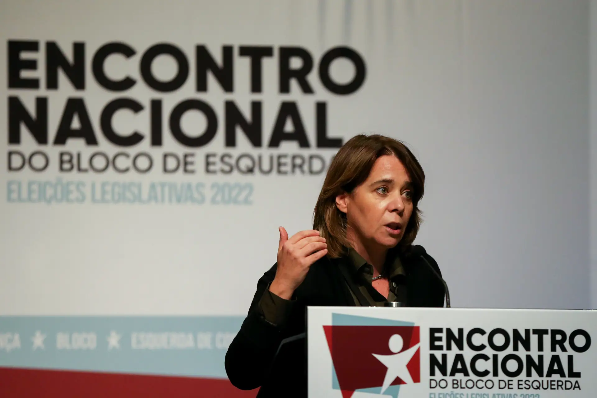 A coordenadora do Bloco de Esquerda (BE), Catarina Martins, discursa durante o encontro nacional do partido para debater o programa eleitoral 2022, no Fórum Lisboa