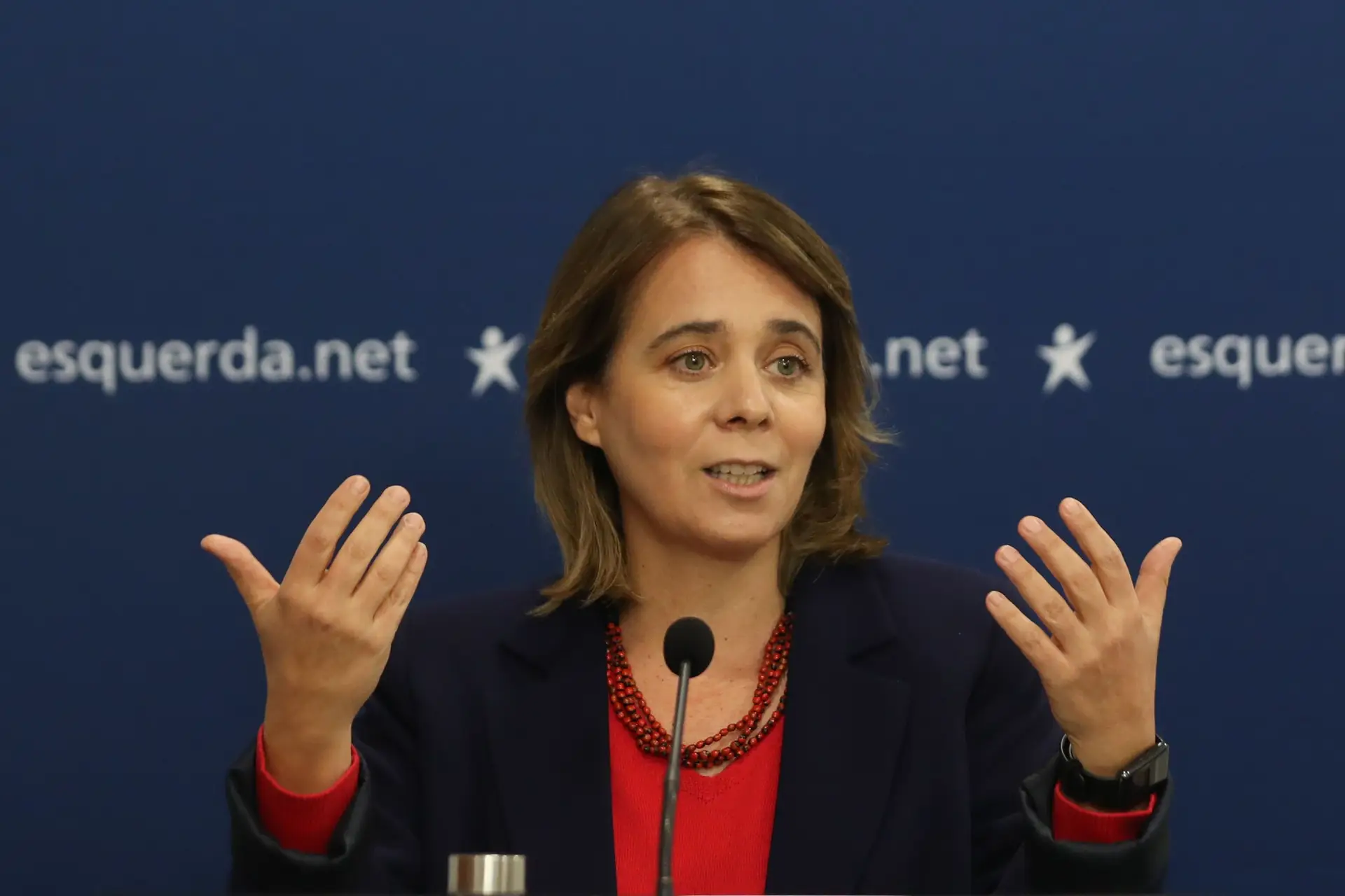 A coordenadora Nacional do Bloco de Esquerda, Catarina Martins, fala aos jornalistas no final da reunião da Mesa Nacional, para aprovação do documento final de programa eleitoral para as eleições legislativas que decorrem em janeiro