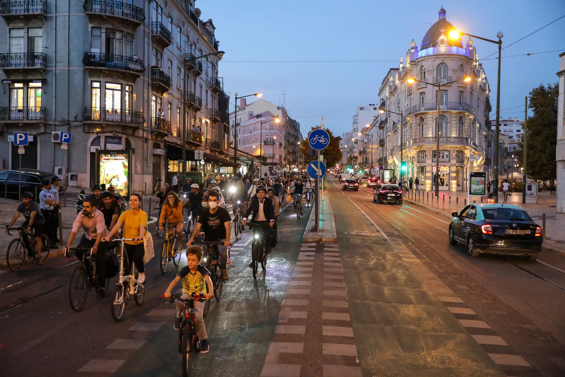 Mais de 2500 lisboetas levam petição à Assembleia Municipal para travar fim da ciclovia da Almirante Reis