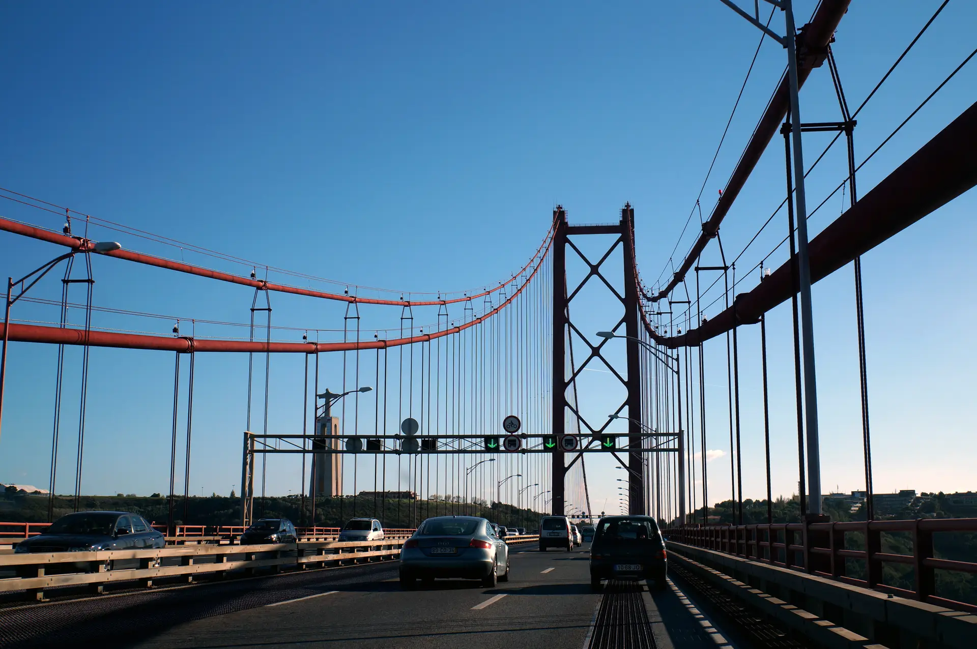 Utentes fazem buzinão na ponte 25 de Abril contra preços dos combustíveis