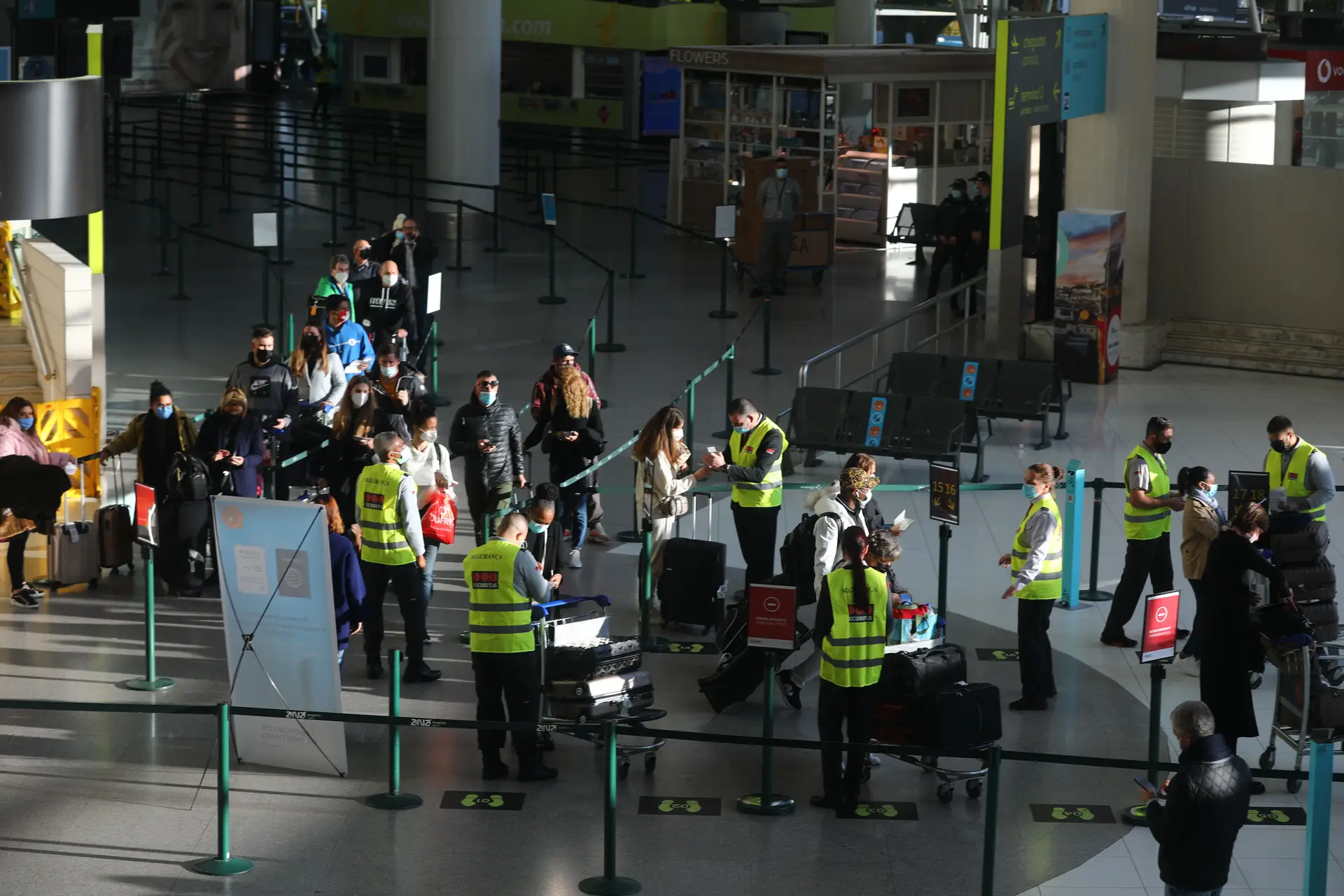 Covid-19: aeroporto de Lisboa passa com positiva no primeiro dia de testes negativos