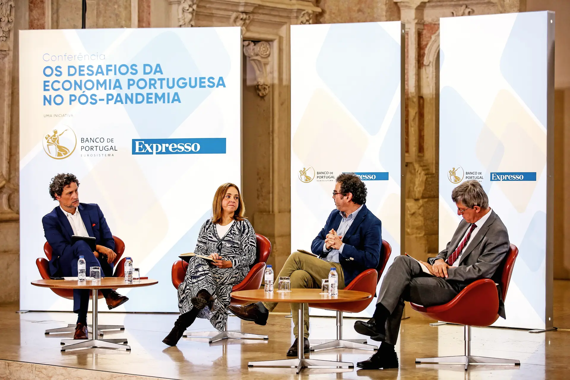 O diretor do Expresso, João Vieira Pereira, moderou o debate entre Clara Raposo (ISEG), José Tavares (UN) e Arlindo Oliveira (INESC) (da esq. para a dir.)