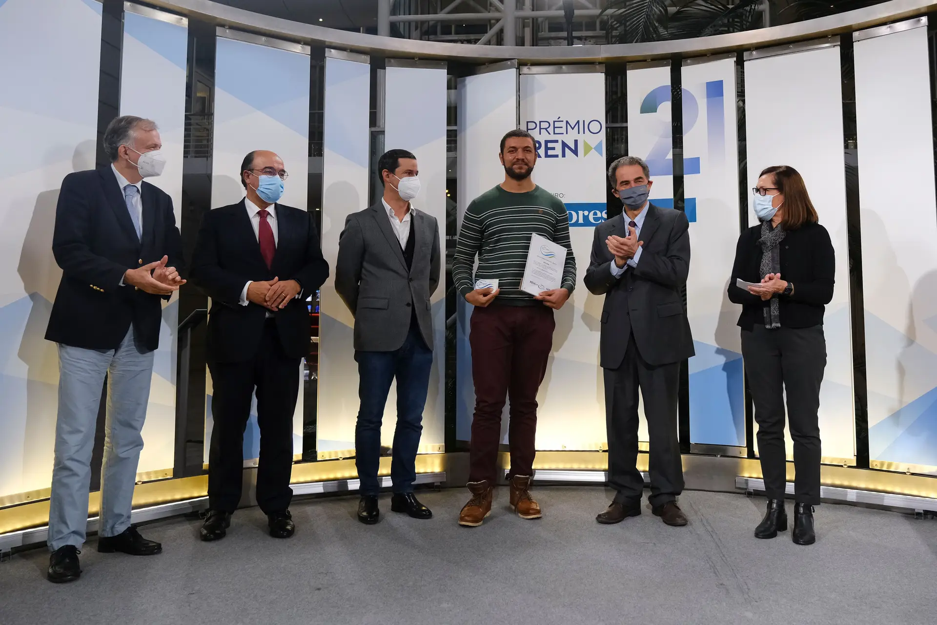 Denis dos Santos (ao centro) recebeu o 1º prémio das medalhas de mérito na categoria estudantes do Prémio REN de 2021