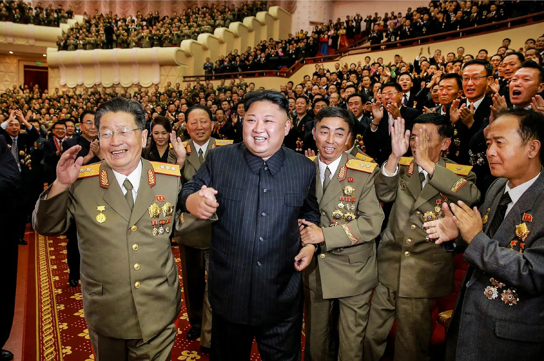 Aplausos e sorrisos rodeiam Kim Jong-un no Teatro do Povo de Pyongyang