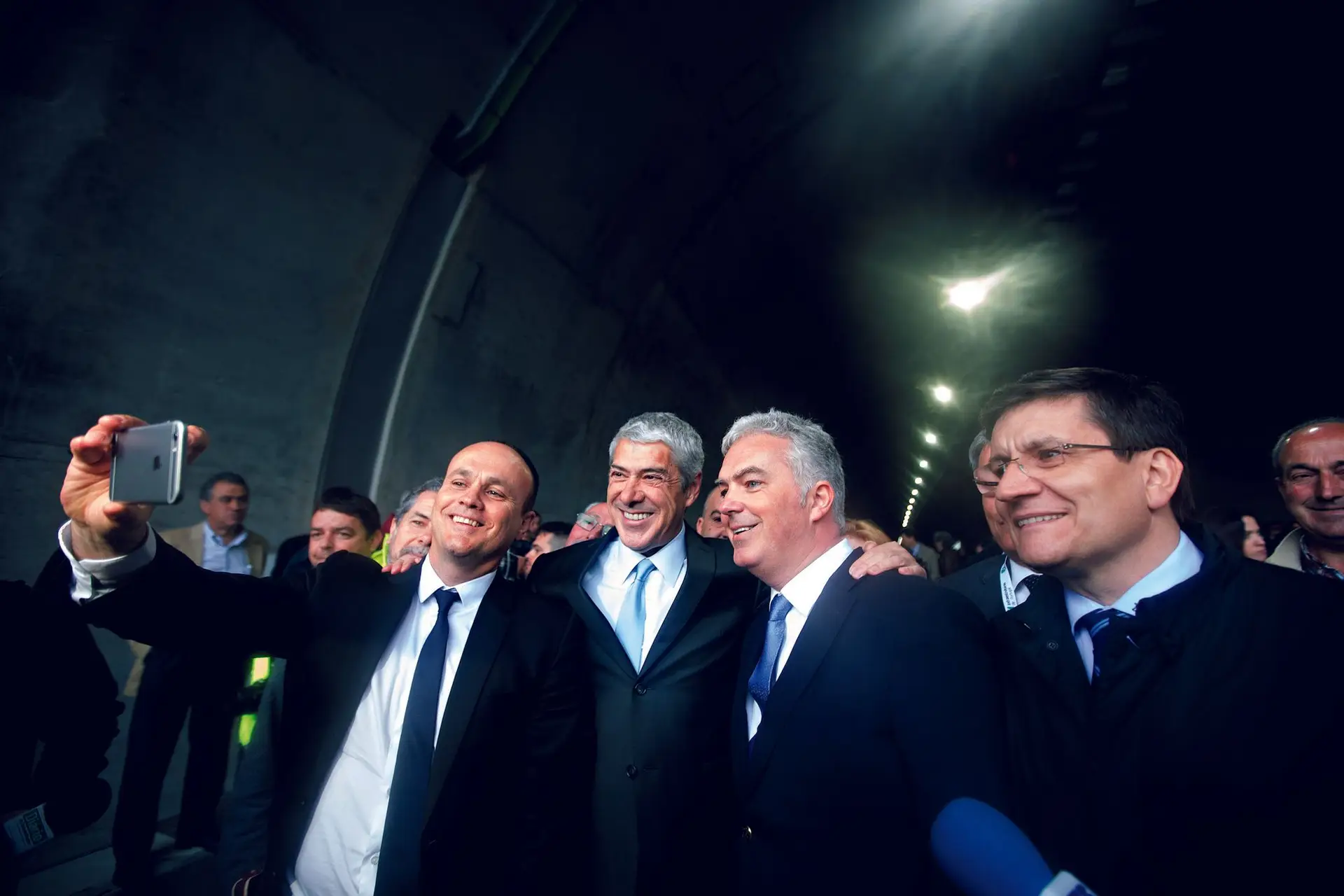 José Sócrates, ao centro, com o ex-secretário de Estado Paulo Campos, à esquerda, e o autarca de Vila Real, Rui Santos, à direita. Fotografia é da inauguração do túnel do Marão, em 2016