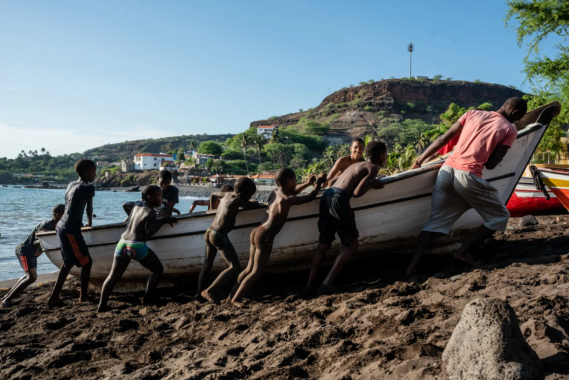Na Cidade Velha, a atividade piscatória ainda persiste. A colocação dos barcos na água, ou de regresso à areia, é feita exclusivamente com trabalho humano.