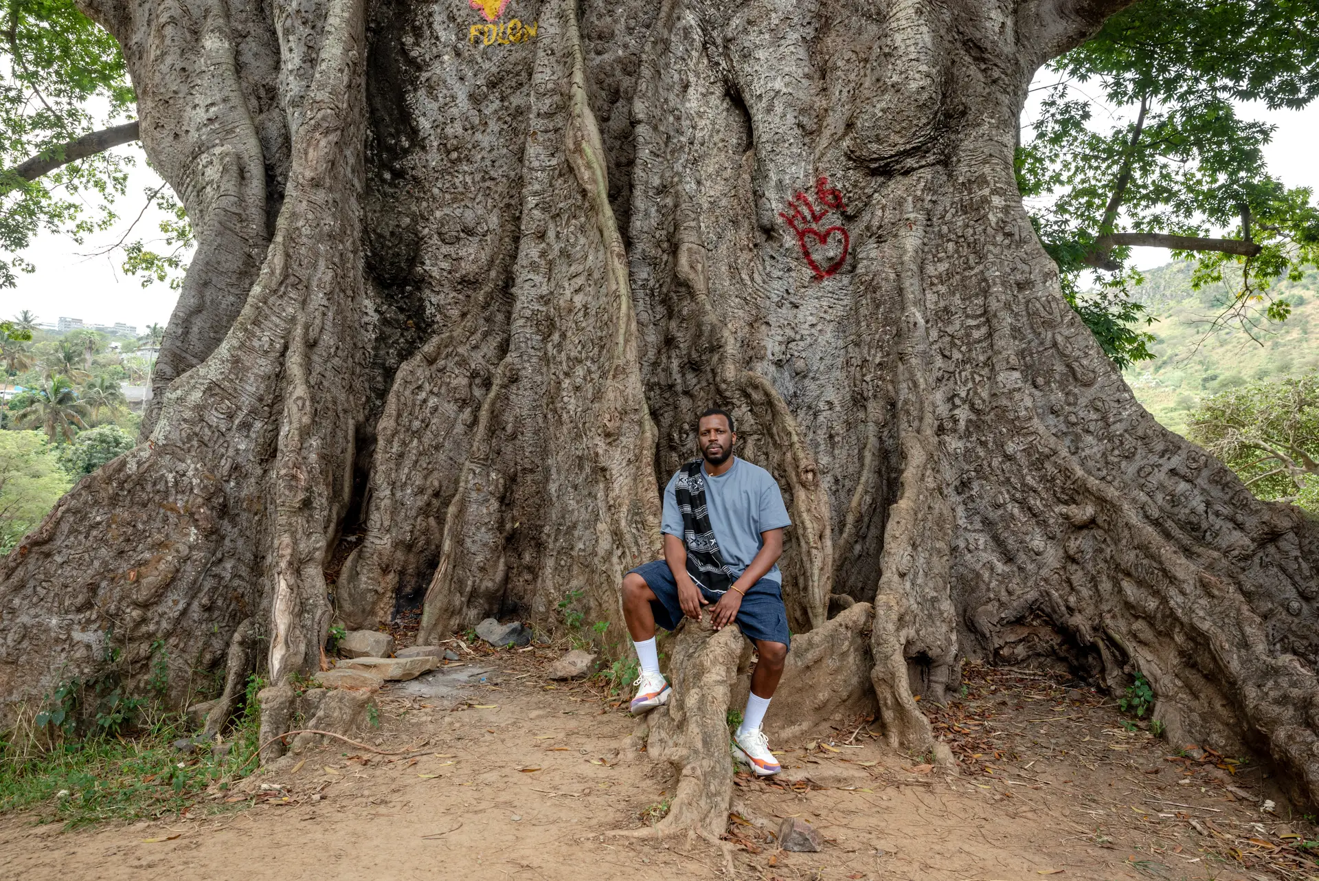 Dino posa junto do Poilão de Boentrada, árvore centenária que se julga ser a mais antiga de Cabo Verde.