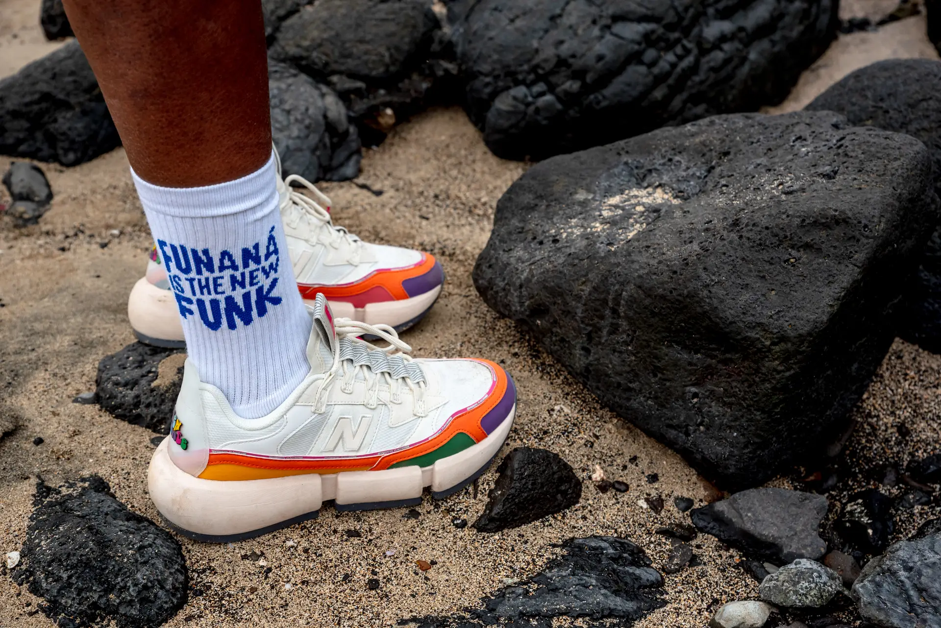 É também através da roupa e dos acessórios que Dino D'Santiago se expressa. Aqui a escolha recaiu sobre umas meias com a mensagem "Funaná is the new funk" ("Funaná é o novo funk").