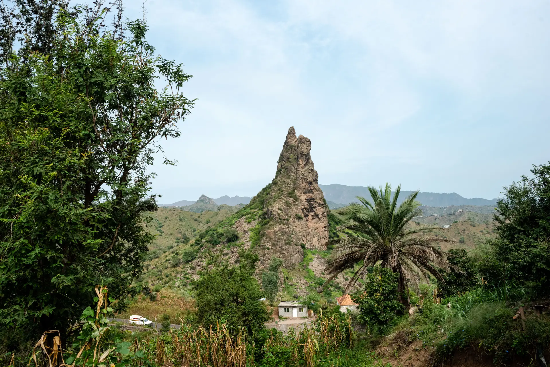 Passagem pela zona central da ilha, mais montanhosa e verde do que o litoral de Santiago. A paisagem, mesmo quando urbana, é completamente diferente da encontrada na cidade da Praia.