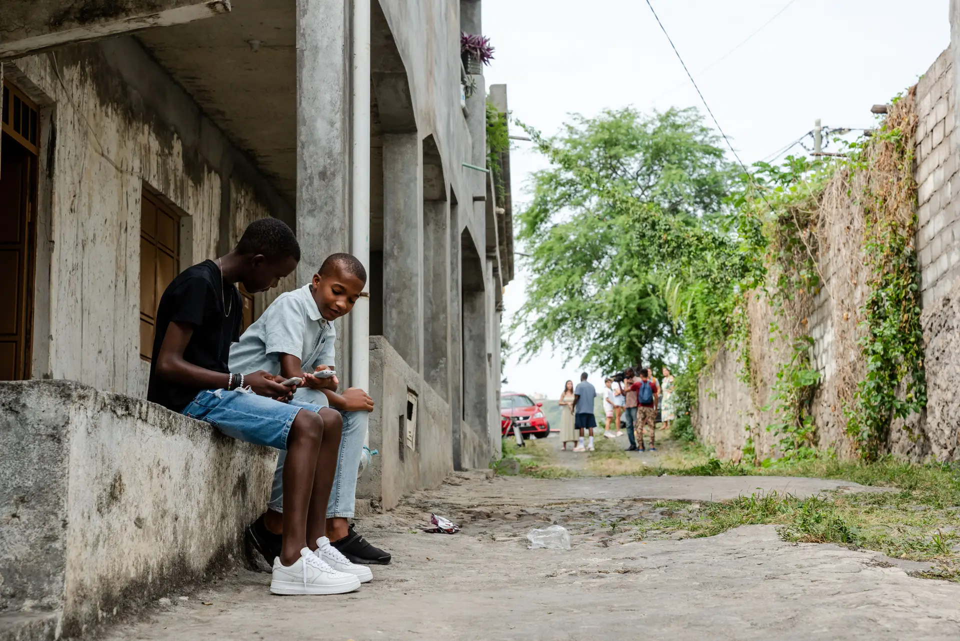 Passagem pela zona central da ilha, mais montanhosa e verde do que o litoral de Santiago. A paisagem, mesmo quando urbana, é completamente diferente da encontrada na cidade da Praia.