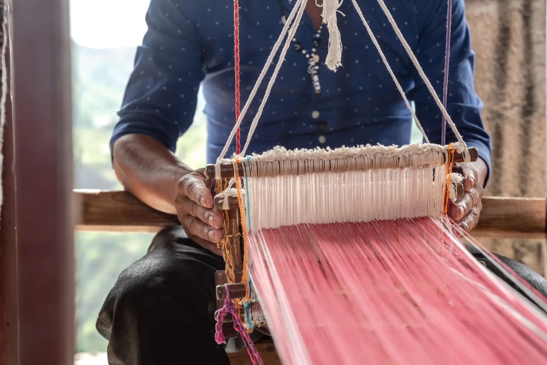 O tradicional Pano di Terra, em preto e branco, inspirou a capa do álbum "Badiu". Aqui surge numa reinterpretação mais colorida.