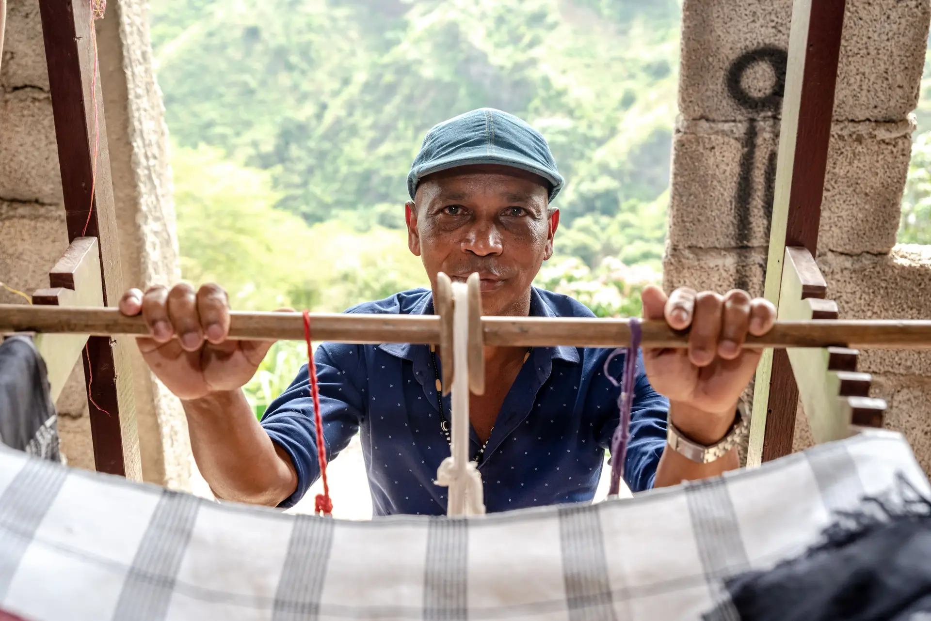 O tradicional Pano di Terra, em preto e branco, inspirou a capa do álbum "Badiu". Aqui surge numa reinterpretação mais colorida.