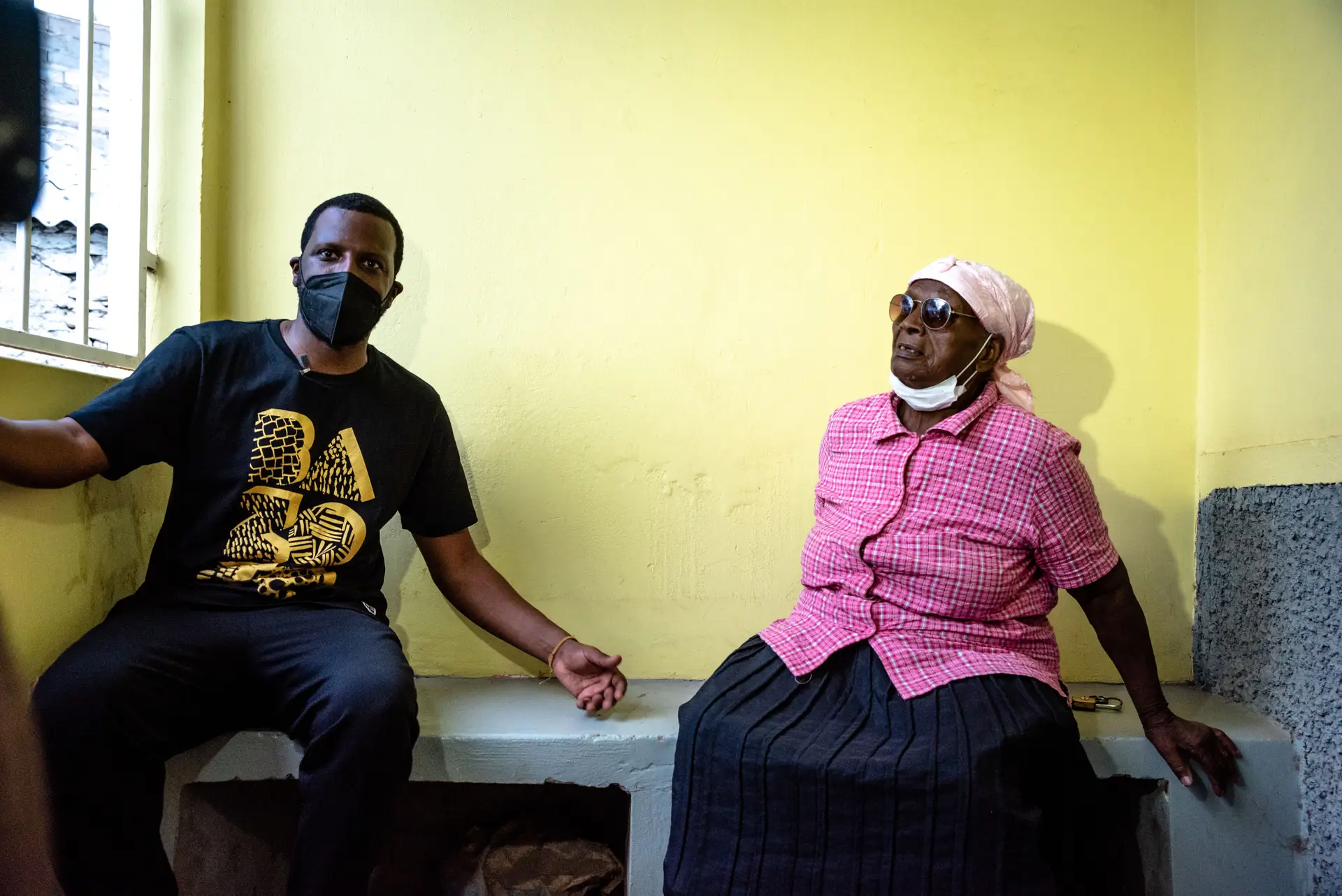 Dino D'Santiago com Nha Balila, no Bairro de Tira Chapéu, cidade da Praia.