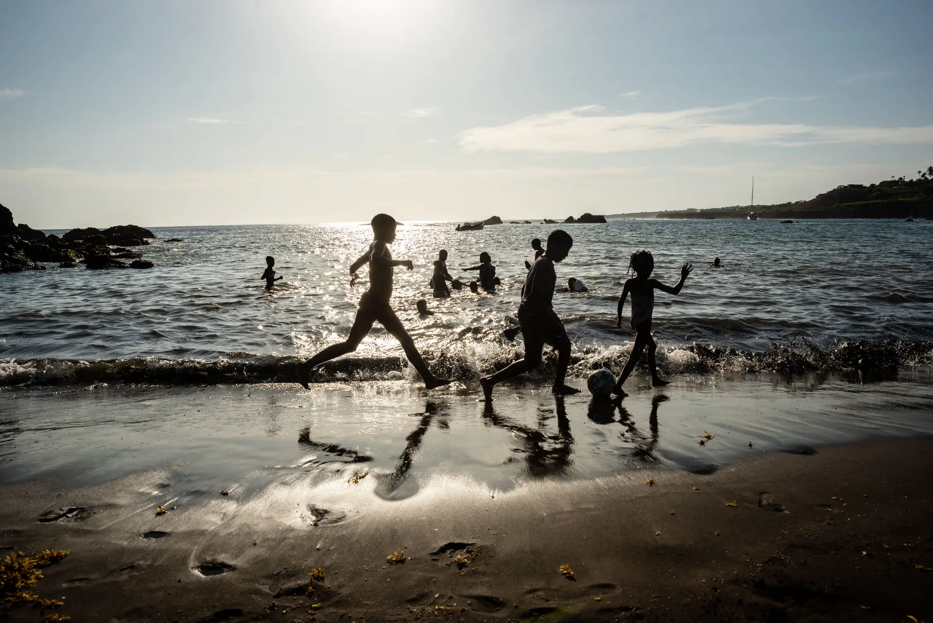 Na Praia da Cidade Velh, o areal é das crianças. São elas quem manda naquele lugar.